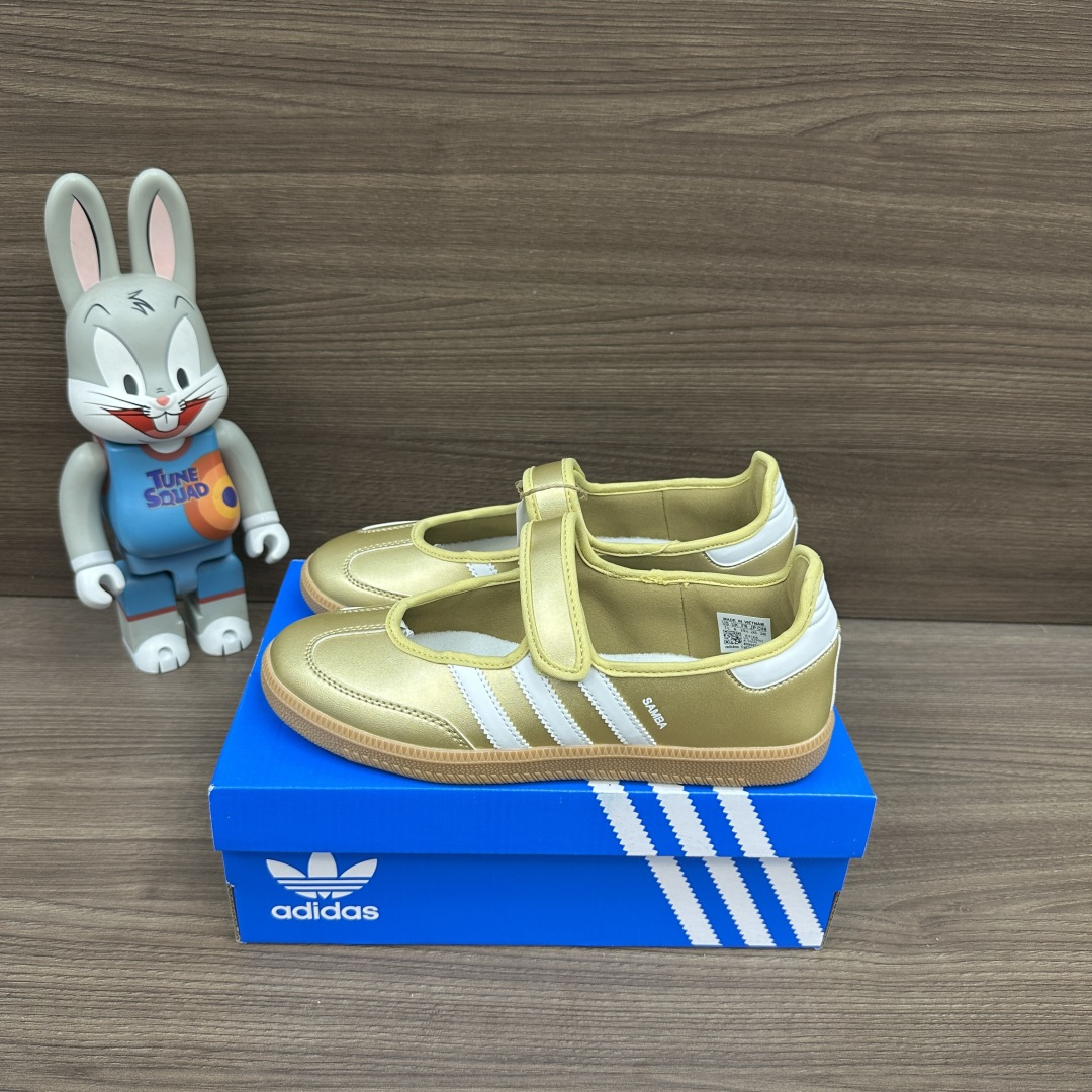 NO:815805,adidas originals Samba Jane comfortable and soft Mary Jane shoes for men and women, gold, gold suede, rubber soles, non-slip and wear-resistant, Velcro design. Packaged with a complete set of accessories, a poison box and a pair of pure cotton socks. Size 35.36.37.38.39.40.41.42.43.44.45 (true size!), Mary Jane, adidas, mary jane, chamois leather, socks19860909adidas originals Samba Jane 舒适柔软 玛丽珍鞋 男女同款 金色,金色麂皮 橡胶鞋底防滑耐磨,魔术贴设计. 包装全套得物配件毒盒配纯棉袜子一副. 码数35.36.37.38.39.40.41.42.43.44.45码（正码！）,玛丽珍,adidas,mary jane,chamois leather,socks,Women's Shoes