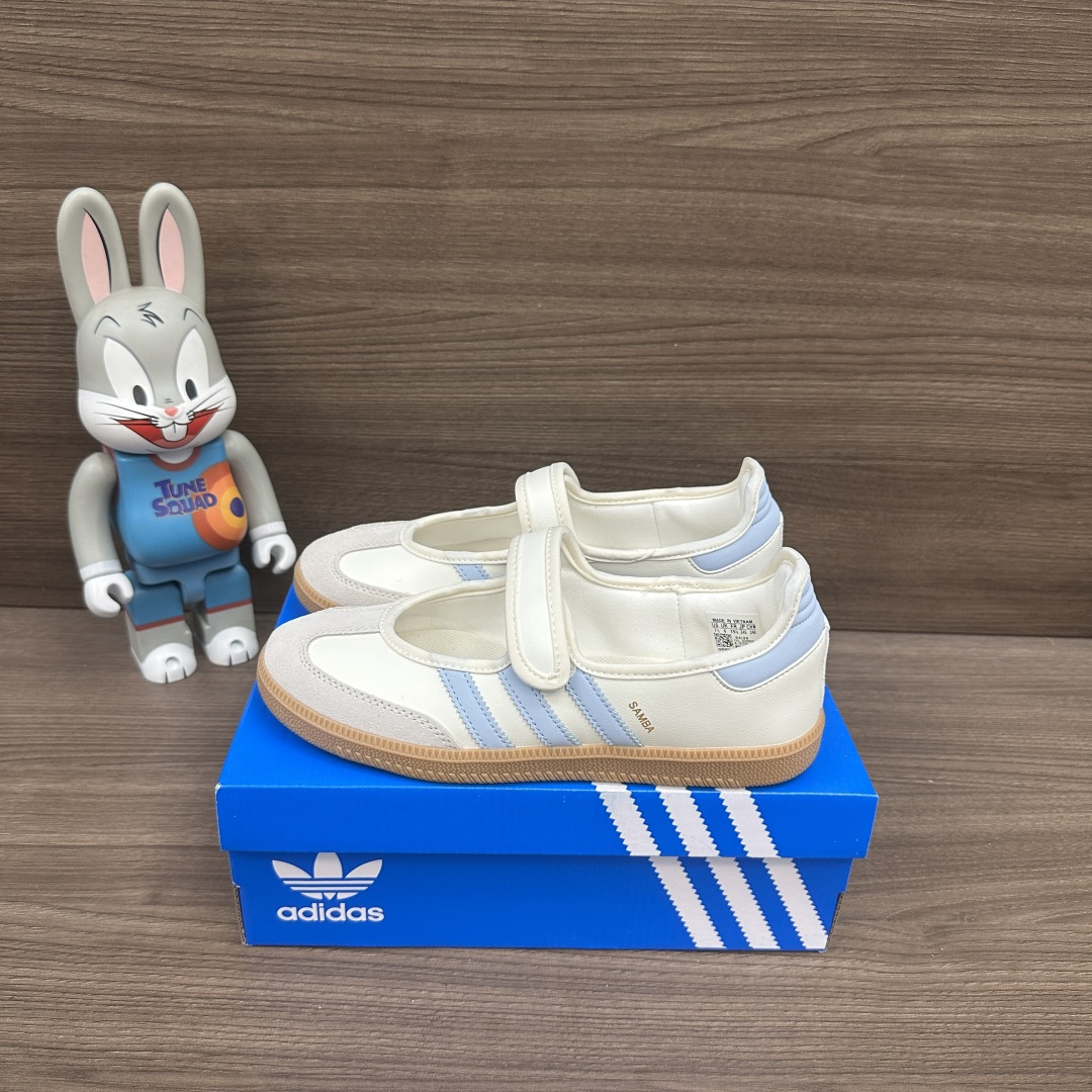 NO:815808,adidas originals Samba Jane comfortable and soft Mary Jane shoes for men and women, white blue, white suede + beige splicing, rubber soles non-slip and wear-resistant, Velcro design. Packaging complete set of accessories poison box with a pair of pure cotton socks. Size 35.36.37.38.39.40.41.42.43.44.45 (true size!), Mary Jane, adidas, mary jane, chamois  leather,socks19860909adidas originals Samba Jane 舒适柔软 玛丽珍鞋 男女同款 白蓝色,白麂皮+米色拼接 橡胶鞋底防滑耐磨,魔术贴设计. 包装全套得物配件毒盒配纯棉袜子一副. 码数35.36.37.38.39.40.41.42.43.44.45码（正码！）,玛丽珍,adidas,mary jane,chamois leather,socks,Women's Shoes