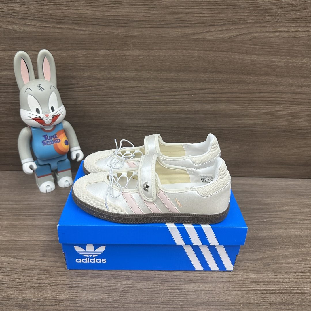 NO:815819,adidas originals Samba Jane, comfortable and soft Mary Jane shoes, same style for men and women, pink and white with gray velvet, rubber soles, non-slip and wear-resistant, strap design + small lace. The package comes with a complete set of accessories, a poison box and a pair of pure cotton socks. Size 35.36.37.38.39.40.41.42.43.44.45 (true size!), Mary Jane, adidas, mary jane, socks19860909adidas originals Samba Jane 舒适柔软 玛丽珍鞋 男女同款 粉白色拼灰色丝绒 橡胶鞋底防滑耐磨,绑带设计+小花边. 包装全套得物配件毒盒配纯棉袜子一副. 码数35.36.37.38.39.40.41.42.43.44.45码（正码！）,玛丽珍,adidas,mary jane,socks,Women's Shoes