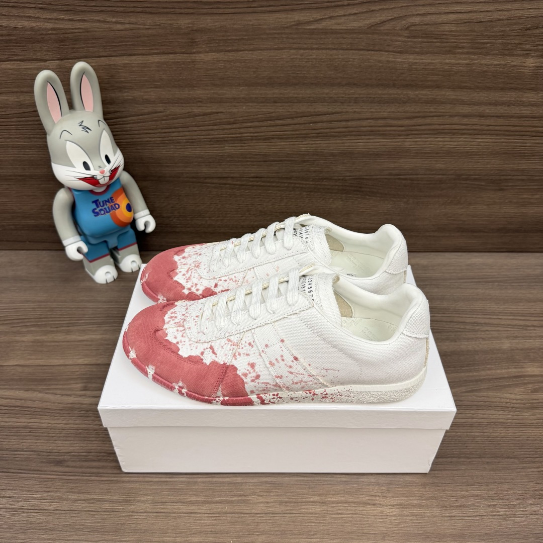 NO:816768,Top version Maison Margiela Replica cowhide logo lace-up Dexun shoes painted low-cut sneakers same style for couples The upper is made of imported cowhide stitched with Niujing and artificially painted!  Outsole Wear-resistant rubber outsole!  At the same time, the original thin, flexible flat-bottom design is retained. Packaging: A full set of accessories reinforced aircraft box packaging!  Size: Women's size 35-40, Men's size 38-50 (45-50 are all custom-made sizes. Among them, extra large size 48.49.5020), casual shoes/sports shoes, masion margiela, sneakers, cowhide19860909顶级版本Maison Margiela梅森马吉拉 Replica 牛皮 徽标系带 德训鞋 彩绘 低帮 板鞋 情侣同款 鞋面采用进口牛皮拼接牛京 采用人工彩绘！ 大底耐磨橡胶大底！同时保留了原本轻薄、灵活的平底设计. 包装:全套配件加固飞机盒包装！ 码数:女码35-40码 男码38-50码（45-50均为定做码数.其中特大码48.49.5020）,休闲鞋/运动鞋,masion margiela,sneakers,cowhide,Women's Shoes