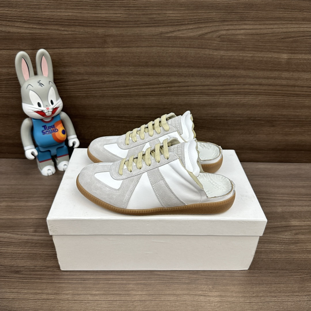 NO:817913,Top version Maison Margiela Replica round toe slip-ons, toe-cap slippers, moral training shoes, low-top, same style for couples. The upper is made of imported cowhide leather and is spliced ​​with Niujing. The outsole is wear-resistant rubber outsole!  At the same time, the original thin, flexible flat-bottom design is retained. Packaging: A full set of accessories reinforced aircraft box packaging!  Size: women's size 35-40, men's size 38-44 (45 custom-made), casual shoes/sports shoes, masion margiela, sneakers, slippers, cowhide19860909顶级版本Maison Margiela梅森马吉拉 Replica 圆头套穿 包头拖鞋 德训鞋 低帮 情侣同款 鞋面采用进口牛皮拼接牛京 大底耐磨橡胶大底！同时保留了原本轻薄、灵活的平底设计. 包装:全套配件加固飞机盒包装！ 码数:女码35-40码 男码38-44码（45定做）,休闲鞋/运动鞋,masion margiela,sneakers,slippers,cowhide,Women's Shoes