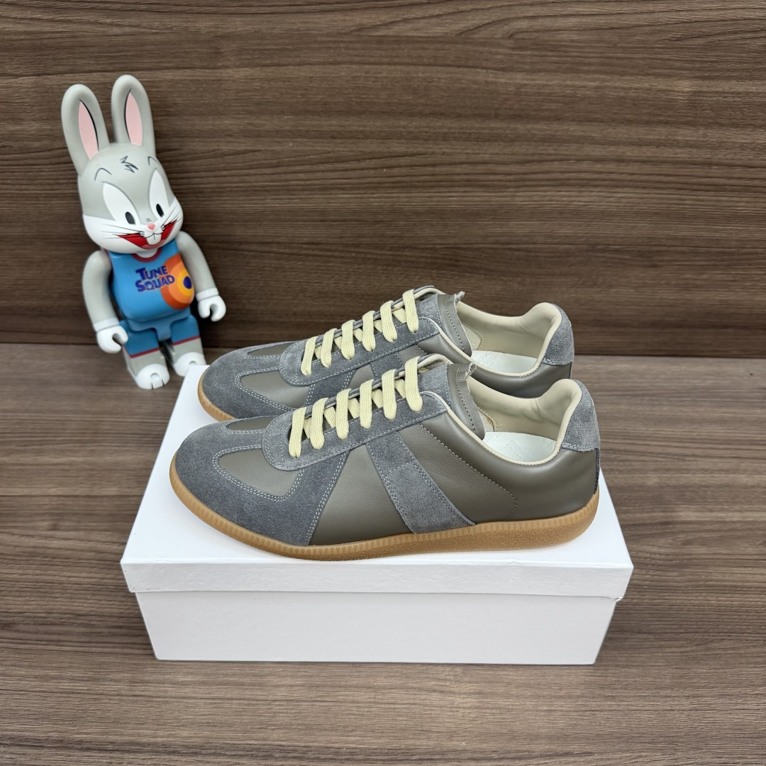 NO:819209,The top version Maison Margiela Replica cowhide logo lace-up moral training shoes low-cut sneakers same style for couples. The upper is made of imported cowhide stitching Niujing outsole and wear-resistant rubber outsole!  At the same time, the original thin, flexible flat-bottom design is retained. Packaging: A full set of accessories reinforced aircraft box packaging!  Size: Women's size 35-40, Men's size 38-50 (45-50 are all custom-made sizes. Among them, extra large size 48.49.5020), casual shoes/sports shoes, masion margiela, sneakers, cowhide19860909顶级版本Maison Margiela梅森马吉拉 Replica 牛皮 徽标系带 德训鞋 低帮 板鞋 情侣同款 鞋面采用进口牛皮拼接牛京 大底耐磨橡胶大底！同时保留了原本轻薄、灵活的平底设计. 包装:全套配件加固飞机盒包装！ 码数:女码35-40码 男码38-50码（45-50均为定做码数.其中特大码48.49.5020）,休闲鞋/运动鞋,masion margiela,sneakers,cowhide,Women's Shoes