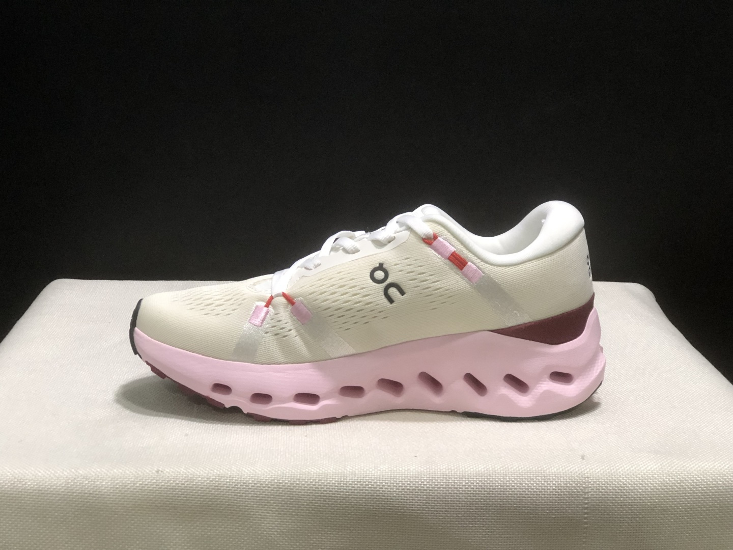 NO:921996,The top version of On couldsurfer 2 cushioning trail running shoes!  This series of works created by Swiss high-performance sports brand on has an upper made of recycled polyester fiber and mesh cloth, an exclusive hollow rubber sole, and On's iconic LoGo on the side with full-coverage seam details. Packaging: A full set of accessories and reinforced gift box packaging!  Size: 36-45 (full size), casual shoes/sports shoes, sneakers19860909顶级版本On昂跑 Couldsurfer 2 缓震越野跑鞋！ 瑞士高性能运动品牌on打造的此系列作品,鞋面由再生聚酯纤维和网眼布制成,采用独家镂空橡胶鞋底,侧面On标志性LoGo饰有全覆盖贴缝细节. 包装:全套得物配件加固得物箱包装！ 码数:36-45码(正码),休闲鞋/运动鞋,sneakers,Women's Shoes