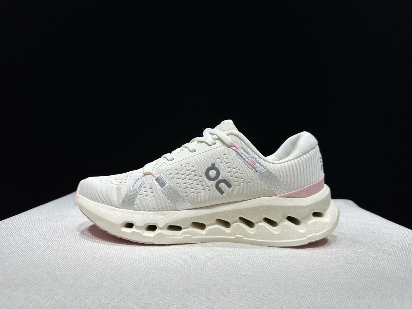 NO:922002,The top version of On couldsurfer 2 cushioning trail running shoes!  This series of works created by Swiss high-performance sports brand on has an upper made of recycled polyester fiber and mesh cloth, an exclusive hollow rubber sole, and On's iconic LoGo on the side with full-coverage seam details. Packaging: A full set of accessories and reinforced gift box packaging!  Size: 36-40 (full size), casual shoes/sports shoes, sneakers19860909顶级版本On昂跑 Couldsurfer 2 缓震越野跑鞋！ 瑞士高性能运动品牌on打造的此系列作品,鞋面由再生聚酯纤维和网眼布制成,采用独家镂空橡胶鞋底,侧面On标志性LoGo饰有全覆盖贴缝细节. 包装:全套得物配件加固得物箱包装！ 码数:36-40码(正码),休闲鞋/运动鞋,sneakers,Women's Shoes