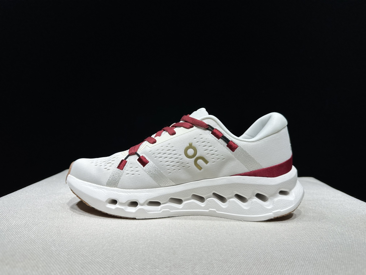 NO:922007,The top version of On couldsurfer 2 cushioning trail running shoes!  This series of works created by Swiss high-performance sports brand on has an upper made of recycled polyester fiber and mesh cloth, an exclusive hollow rubber sole, and On's iconic LoGo on the side with full-coverage seam details. Packaging: A full set of accessories and reinforced gift box packaging!  Size: 36-45 (full size), casual shoes/sports shoes, sneakers19860909顶级版本On昂跑 Couldsurfer 2 缓震越野跑鞋！ 瑞士高性能运动品牌on打造的此系列作品,鞋面由再生聚酯纤维和网眼布制成,采用独家镂空橡胶鞋底,侧面On标志性LoGo饰有全覆盖贴缝细节. 包装:全套得物配件加固得物箱包装！ 码数:36-45码(正码),休闲鞋/运动鞋,sneakers,Women's Shoes