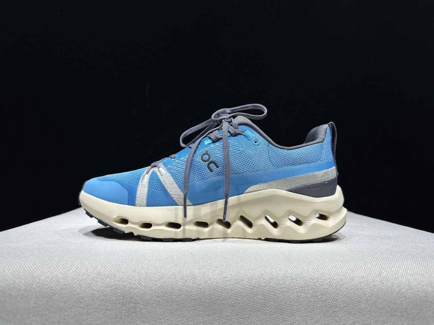 NO:922010,The top version of On Cloudsurfer trail fabric is comfortable and versatile, shock-absorbing, breathable and lightweight, low-cut lifestyle shoes. This series of works created by Swiss high-performance sports brand on, the upper is made of recycled polyester fiber and mesh cloth, with an exclusive hollow rubber sole, and the On signature LoGo on the side is decorated with full-coverage seam details. Packaging: A full set of accessories and reinforced gift box packaging!  Size: 36-45 (full size), casual shoes/sports shoes, sneakers19860909顶级版本On昂跑 Cloudsurfer trail 织物 舒适百搭 减震透气轻便 低帮 生活休闲鞋. 瑞士高性能运动品牌on打造的此系列作品,鞋面由再生聚酯纤维和网眼布制成,采用独家镂空橡胶鞋底,侧面On标志性LoGo饰有全覆盖贴缝细节. 包装:全套得物配件加固得物箱包装！ 码数:36-45码(正码),休闲鞋/运动鞋,sneakers,Women's Shoes