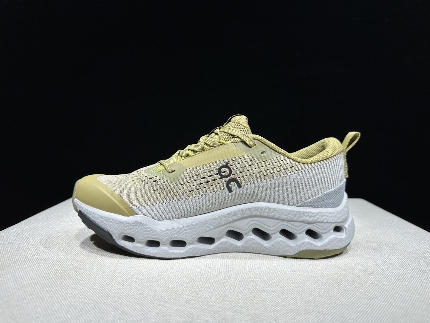 NO:922013,The top version of the On Cloudsurfer Trail 2 is a comfortable and soft trail running shoe for men and women. This series of works is created by the Swiss high-performance sports brand on. The upper is made of recycled polyester fiber and mesh cloth, with an exclusive hollow rubber sole. On the side is decorated with the iconic LoGo and is decorated with full-coverage seam details. Packaging: A full set of accessories and reinforced gift box packaging!  Size: 36-46 (true size), casual shoes/sports shoes, sneakers19860909顶级版本 昂跑On Cloudsurfer Trail 2 舒适柔软 越野跑鞋 男女同款  瑞士高性能运动品牌on打造的此系列作品,鞋面由再生聚酯纤维和网眼布制成,采用独家镂空橡胶鞋底,侧面On标志性LoGo饰有全覆盖贴缝细节. 包装:全套得物配件加固得物箱包装！ 码数:36-46码(正码),休闲鞋/运动鞋,sneakers,Women's Shoes