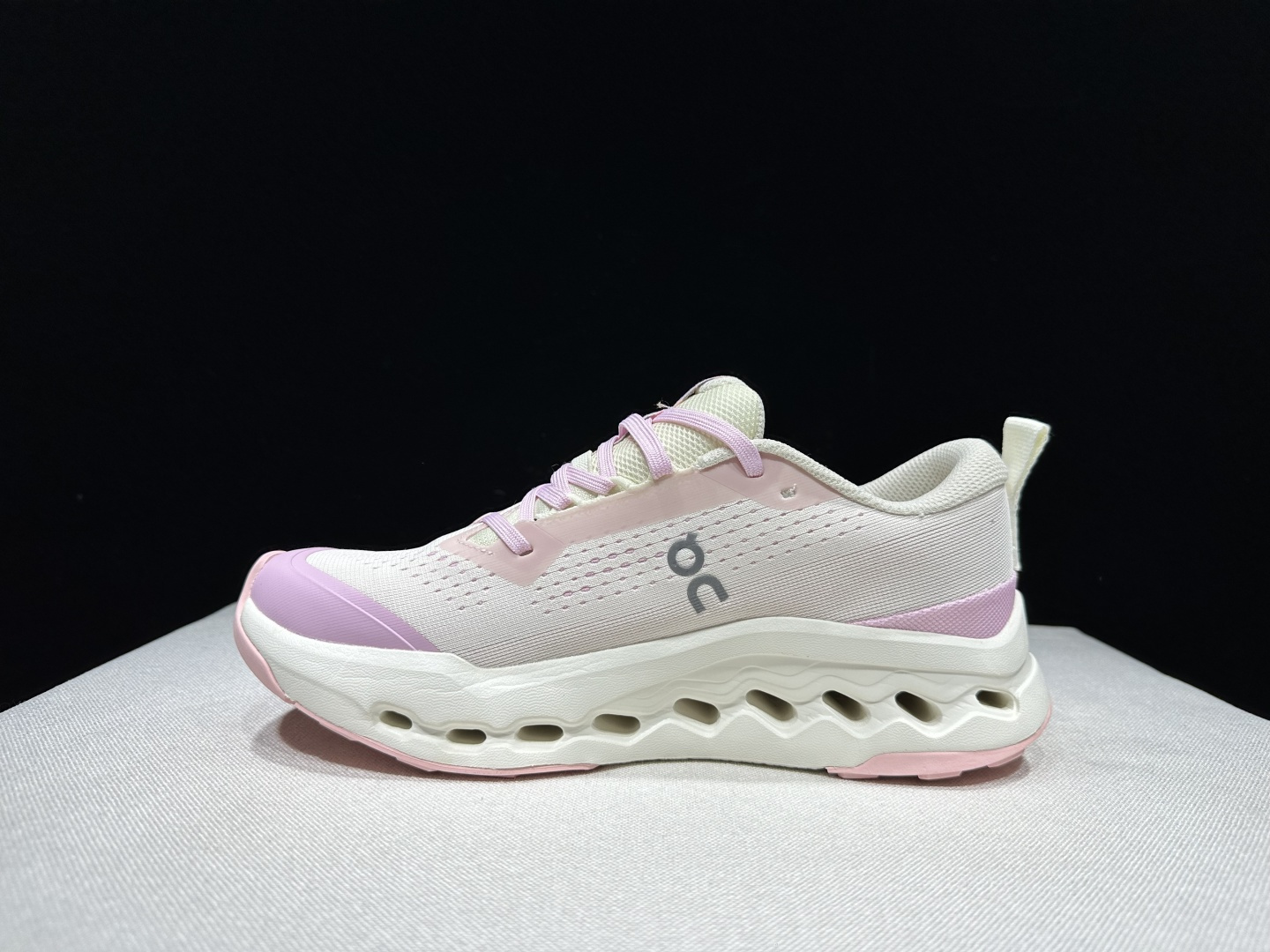 NO:922016,The top version of On Cloudsurfer Trail 2 is a comfortable and soft trail running shoe for women. This series of works is created by the Swiss high-performance sports brand on. The upper is made of recycled polyester fiber and mesh cloth, with an exclusive hollow rubber sole, and On’s iconic LoGo on the side is decorated with full-coverage seam details. Packaging: A full set of accessories and reinforced gift box packaging!  Size: 36-41 (full size), casual shoes/sports shoes, sneakers19860909顶级版本 昂跑On Cloudsurfer Trail 2 舒适柔软 越野跑鞋 女款  瑞士高性能运动品牌on打造的此系列作品,鞋面由再生聚酯纤维和网眼布制成,采用独家镂空橡胶鞋底,侧面On标志性LoGo饰有全覆盖贴缝细节. 包装:全套得物配件加固得物箱包装！ 码数:36-41码(正码),休闲鞋/运动鞋,sneakers,Women's Shoes