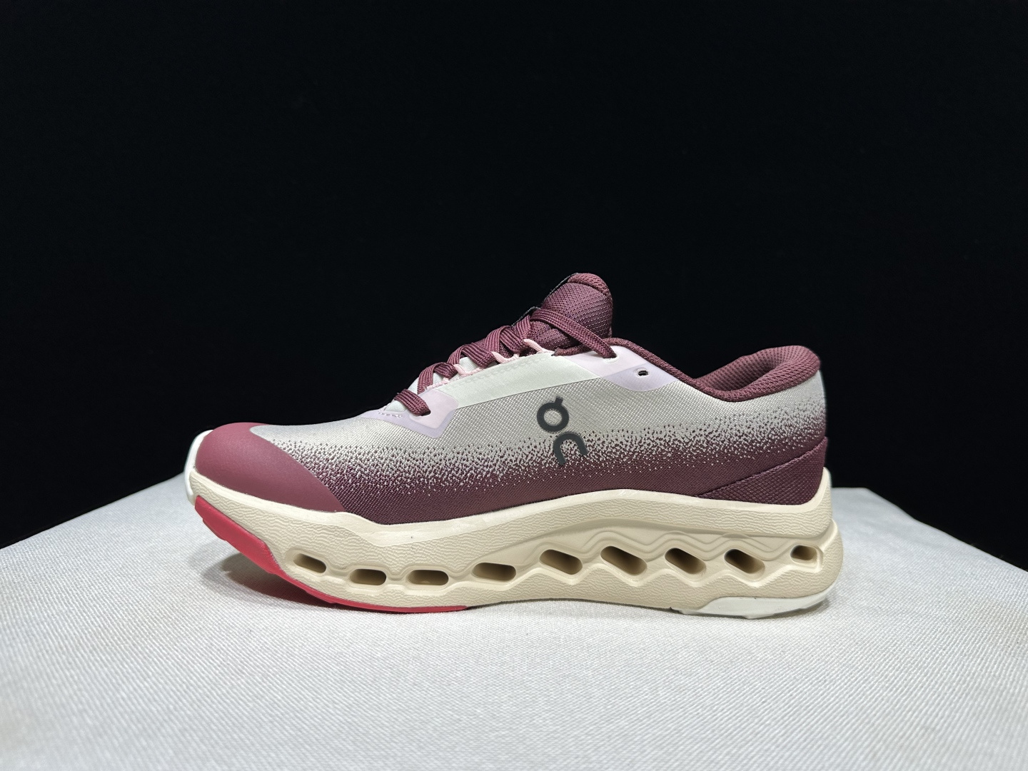 NO:921974,The top version of the On Cloudsurfer Trail 2 is a comfortable and soft trail running shoe for men and women. This series of works is created by the Swiss high-performance sports brand on. The upper is made of recycled polyester fiber and mesh cloth, with an exclusive hollow rubber sole. On the side is decorated with the iconic LoGo and is decorated with full-coverage seam details. Packaging: A full set of accessories and reinforced gift box packaging!  Size: 36-46 (true size), casual shoes/sports shoes, sneakers19860909顶级版本 昂跑On Cloudsurfer Trail 2 舒适柔软 越野跑鞋 男女同款  瑞士高性能运动品牌on打造的此系列作品,鞋面由再生聚酯纤维和网眼布制成,采用独家镂空橡胶鞋底,侧面On标志性LoGo饰有全覆盖贴缝细节. 包装:全套得物配件加固得物箱包装！ 码数:36-46码(正码),休闲鞋/运动鞋,sneakers,Women's Shoes