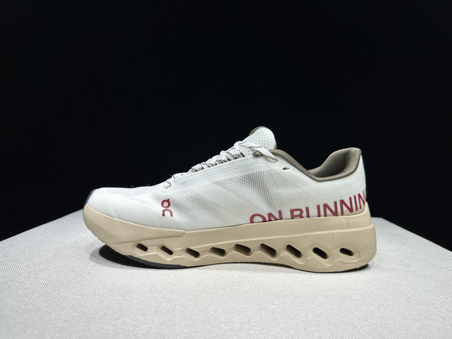 NO:921933,The top version of On is The Cloudsurfer fabric, comfortable and versatile, shock-absorbing, breathable and lightweight, low-cut lifestyle shoes. This series of works created by Swiss high-performance sports brand on, the upper is made of recycled polyester fiber and mesh cloth, with an exclusive hollow rubber sole, and the On signature LoGo on the side is decorated with full-coverage seam details. Packaging: A full set of accessories and reinforced gift box packaging!  Size: 36-45 (full size), casual shoes/sports shoes, sneakers19860909顶级版本On昂跑 The Cloudsurfer 织物 舒适百搭 减震透气轻便 低帮 生活休闲鞋. 瑞士高性能运动品牌on打造的此系列作品,鞋面由再生聚酯纤维和网眼布制成,采用独家镂空橡胶鞋底,侧面On标志性LoGo饰有全覆盖贴缝细节. 包装:全套得物配件加固得物箱包装！ 码数:36-45码(正码),休闲鞋/运动鞋,sneakers,Women's Shoes