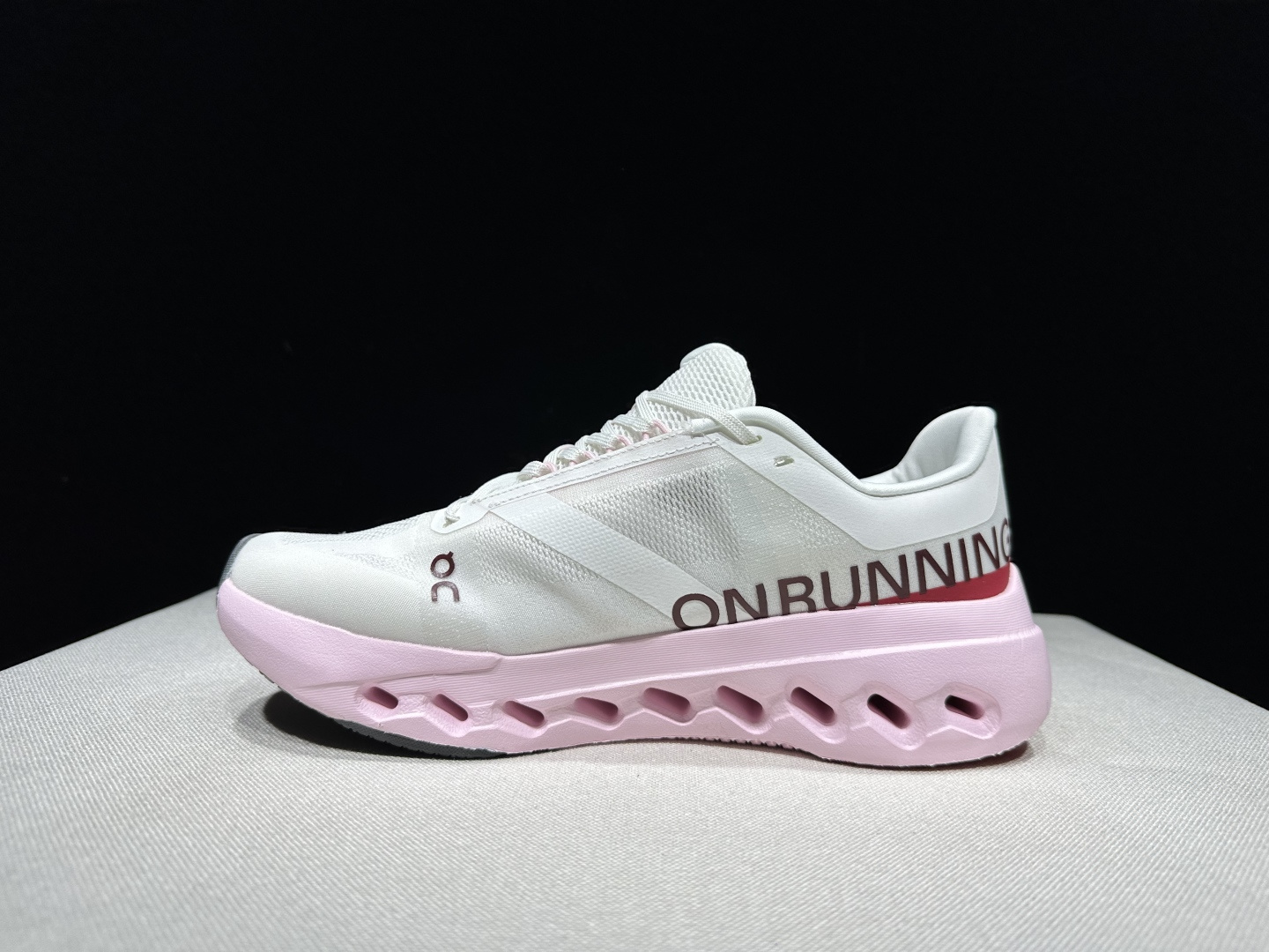 NO:921937,The top version of On is The Cloudsurfer fabric, comfortable and versatile, shock-absorbing, breathable and lightweight, low-cut lifestyle shoes. This series of works created by Swiss high-performance sports brand on, the upper is made of recycled polyester fiber and mesh cloth, with an exclusive hollow rubber sole, and the On signature LoGo on the side is decorated with full-coverage seam details. Packaging: A full set of accessories and reinforced gift box packaging!  Size: 36-41 (full size), casual shoes/sports shoes, sneakers19860909顶级版本On昂跑 The Cloudsurfer 织物 舒适百搭 减震透气轻便 低帮 生活休闲鞋. 瑞士高性能运动品牌on打造的此系列作品,鞋面由再生聚酯纤维和网眼布制成,采用独家镂空橡胶鞋底,侧面On标志性LoGo饰有全覆盖贴缝细节. 包装:全套得物配件加固得物箱包装！ 码数:36-41码(正码),休闲鞋/运动鞋,sneakers,Women's Shoes