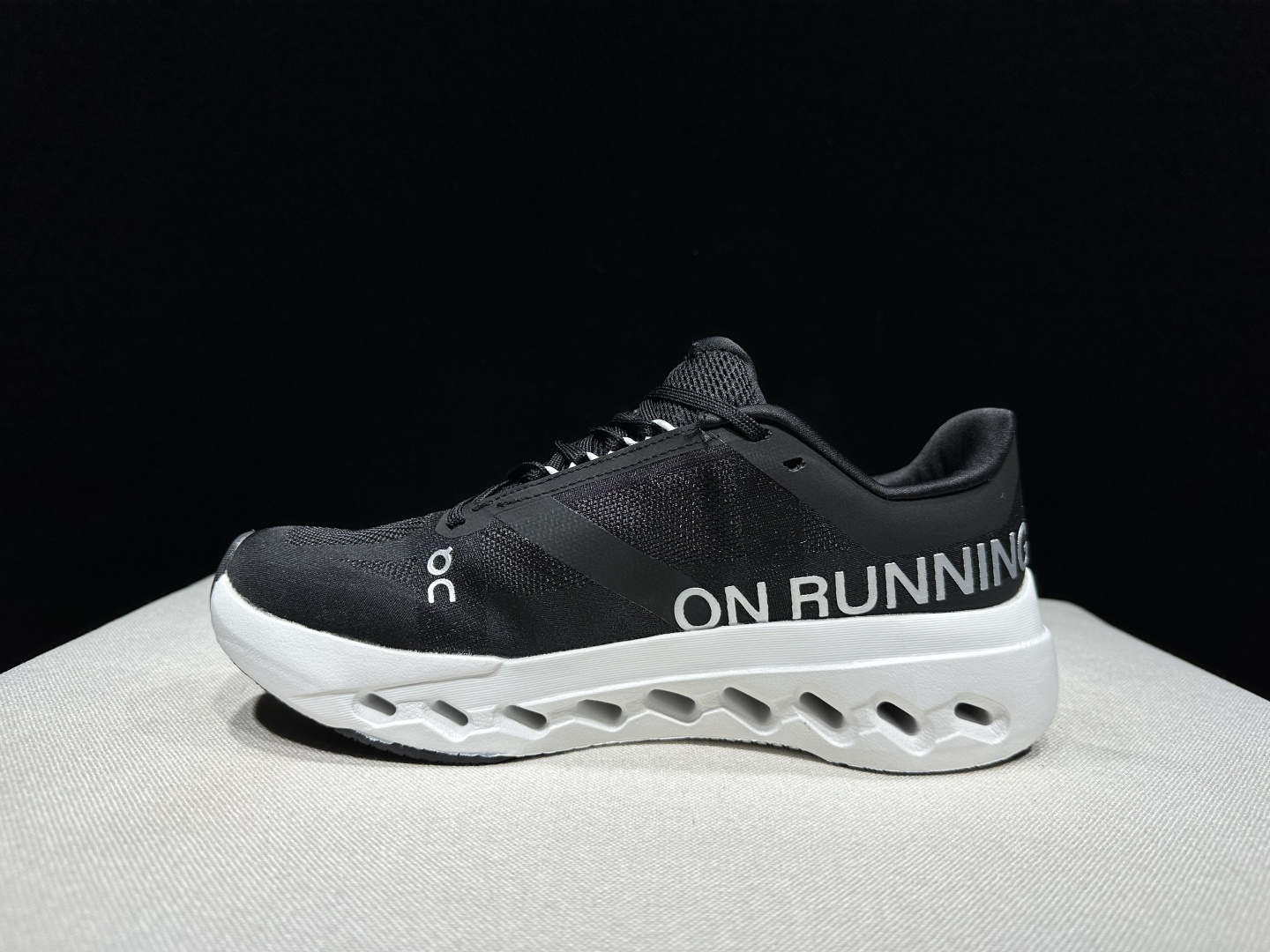 NO:921941,The top version of On is The Cloudsurfer fabric, comfortable and versatile, shock-absorbing, breathable and lightweight, low-cut lifestyle shoes. This series of works created by Swiss high-performance sports brand on, the upper is made of recycled polyester fiber and mesh cloth, with an exclusive hollow rubber sole, and the On signature LoGo on the side is decorated with full-coverage seam details. Packaging: A full set of accessories and reinforced gift box packaging!  Size: 36-45 (full size), casual shoes/sports shoes, sneakers19860909顶级版本On昂跑 The Cloudsurfer 织物 舒适百搭 减震透气轻便 低帮 生活休闲鞋. 瑞士高性能运动品牌on打造的此系列作品,鞋面由再生聚酯纤维和网眼布制成,采用独家镂空橡胶鞋底,侧面On标志性LoGo饰有全覆盖贴缝细节. 包装:全套得物配件加固得物箱包装！ 码数:36-45码(正码),休闲鞋/运动鞋,sneakers,Women's Shoes