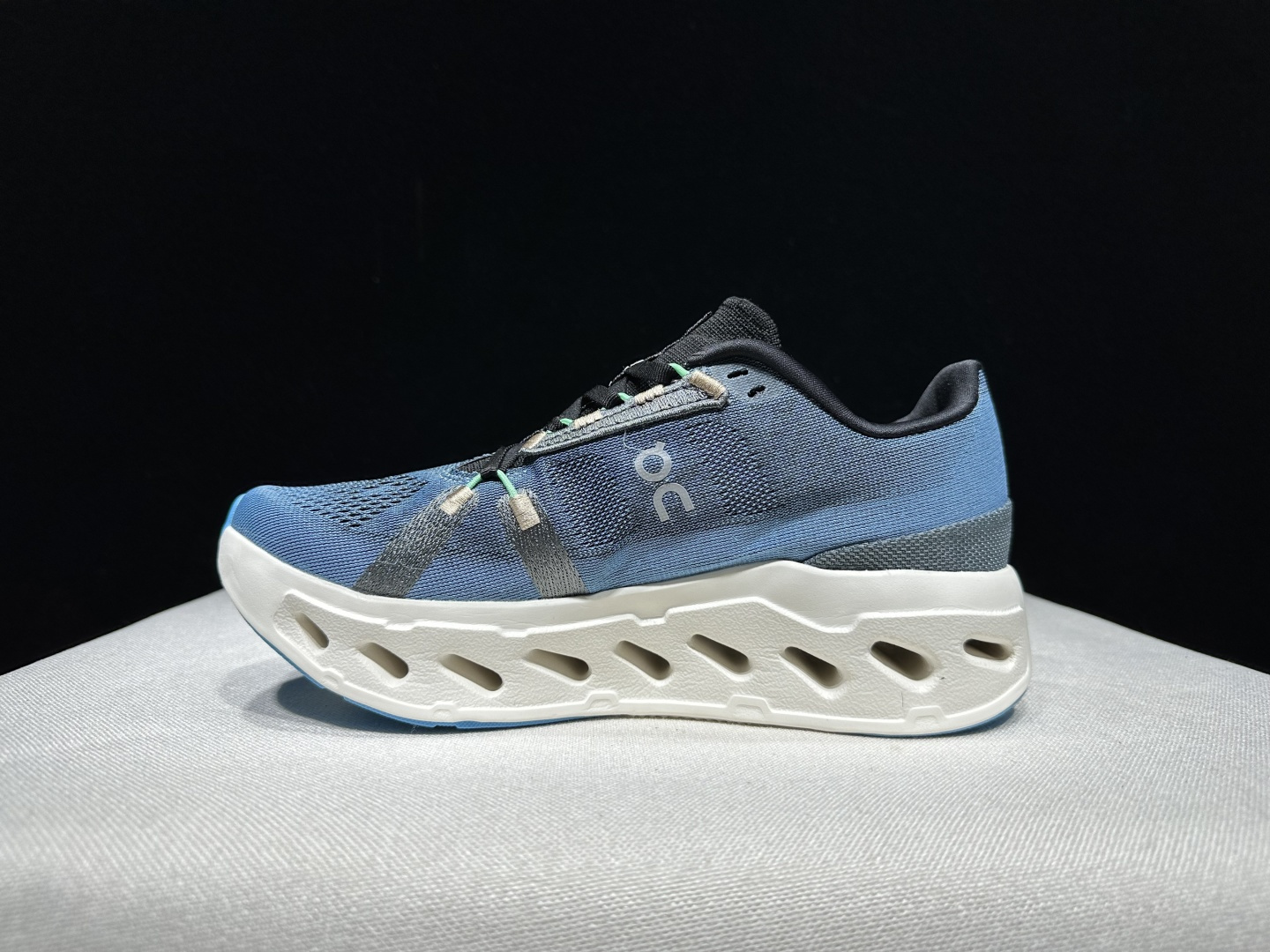 NO:921945,The top version of On is The Cloudeclipse fabric, comfortable and versatile, shock-absorbing, breathable and lightweight, low-cut lifestyle shoes. Gray. This series of works created by Swiss high-performance sports brand on. The upper is made of recycled polyester fiber and mesh cloth, with an exclusive hollow rubber sole, and the On signature LoGo on the side is decorated with full-coverage seam details. Packaging: A full set of accessories and reinforced gift box packaging!  Size: 36-45 (full size), casual shoes/sports shoes, sneakers19860909顶级版本On昂跑 The Cloudeclipse 织物 舒适百搭 减震透气轻便 低帮 生活休闲鞋.灰色 瑞士高性能运动品牌on打造的此系列作品,鞋面由再生聚酯纤维和网眼布制成,采用独家镂空橡胶鞋底,侧面On标志性LoGo饰有全覆盖贴缝细节. 包装:全套得物配件加固得物箱包装！ 码数:36-45码(正码),休闲鞋/运动鞋,sneakers,Women's Shoes