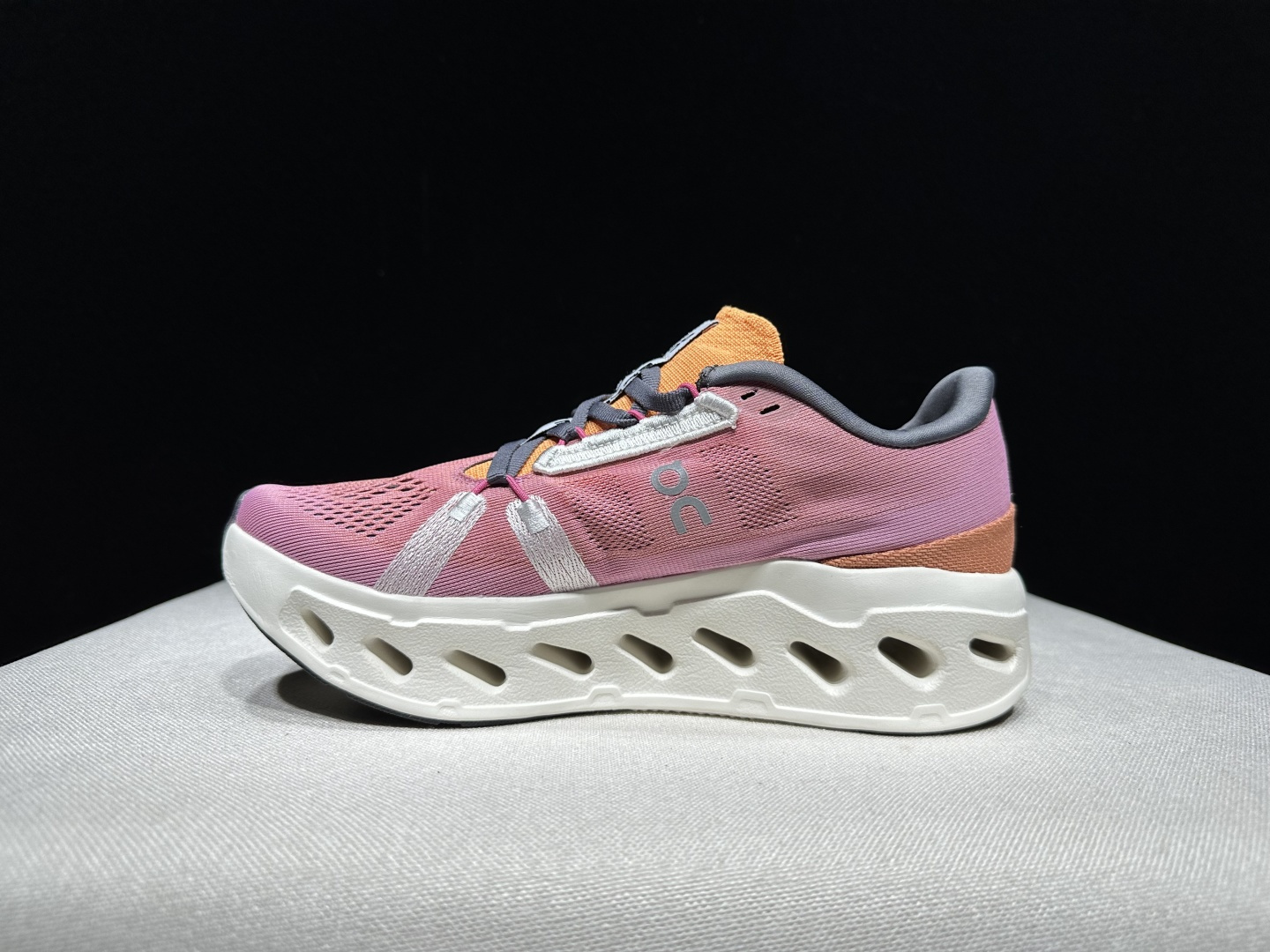 NO:921949,The top version of On is The Cloudeclipse fabric, comfortable and versatile, shock-absorbing, breathable and lightweight, low-cut lifestyle shoes. Gray. This series of works created by Swiss high-performance sports brand on. The upper is made of recycled polyester fiber and mesh cloth, with an exclusive hollow rubber sole, and the On signature LoGo on the side is decorated with full-coverage seam details. Packaging: A full set of accessories and reinforced gift box packaging!  Size: 36-41 (full size), casual shoes/sports shoes, sneakers19860909顶级版本On昂跑 The Cloudeclipse 织物 舒适百搭 减震透气轻便 低帮 生活休闲鞋.灰色 瑞士高性能运动品牌on打造的此系列作品,鞋面由再生聚酯纤维和网眼布制成,采用独家镂空橡胶鞋底,侧面On标志性LoGo饰有全覆盖贴缝细节. 包装:全套得物配件加固得物箱包装！ 码数:36-41码(正码),休闲鞋/运动鞋,sneakers,Women's Shoes
