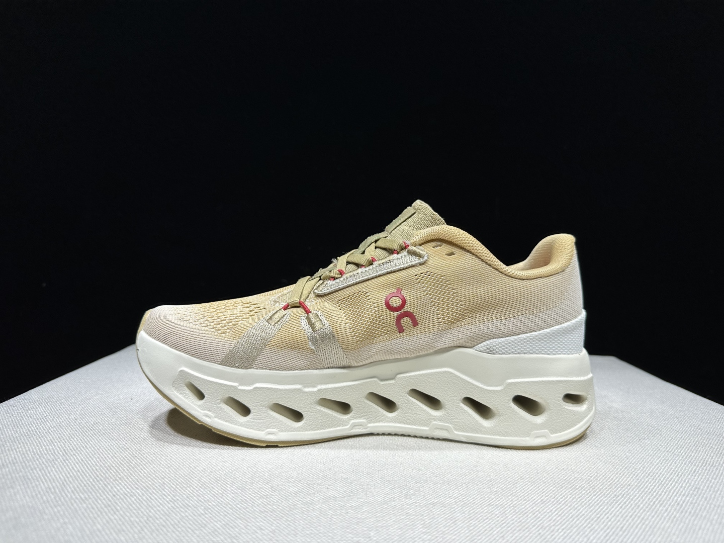 NO:921951,The top version of On is The Cloudeclipse fabric, comfortable and versatile, shock-absorbing, breathable and lightweight, low-cut lifestyle shoes. Gray. This series of works created by Swiss high-performance sports brand on. The upper is made of recycled polyester fiber and mesh cloth, with an exclusive hollow rubber sole, and the On signature LoGo on the side is decorated with full-coverage seam details. Packaging: A full set of accessories and reinforced gift box packaging!  Size: 36-45 (full size), casual shoes/sports shoes, sneakers19860909顶级版本On昂跑 The Cloudeclipse 织物 舒适百搭 减震透气轻便 低帮 生活休闲鞋.灰色 瑞士高性能运动品牌on打造的此系列作品,鞋面由再生聚酯纤维和网眼布制成,采用独家镂空橡胶鞋底,侧面On标志性LoGo饰有全覆盖贴缝细节. 包装:全套得物配件加固得物箱包装！ 码数:36-45码(正码),休闲鞋/运动鞋,sneakers,Women's Shoes