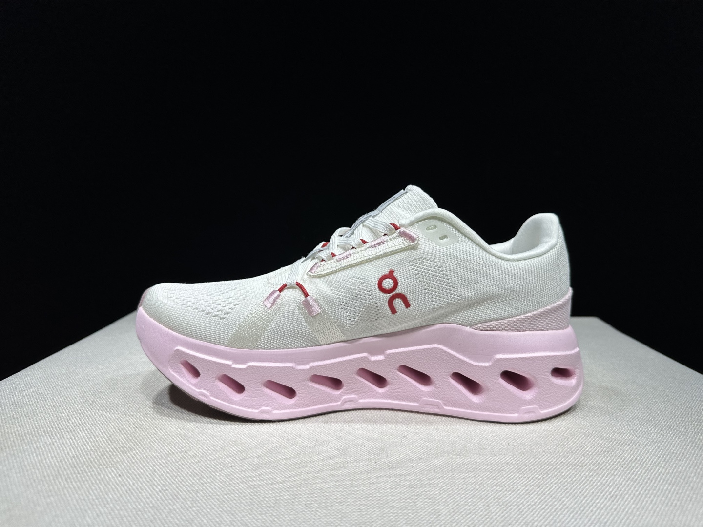 NO:921956,The top version of On is The Cloudeclipse fabric, comfortable and versatile, shock-absorbing, breathable and lightweight, low-cut lifestyle shoes. Gray. This series of works created by Swiss high-performance sports brand on. The upper is made of recycled polyester fiber and mesh cloth, with an exclusive hollow rubber sole, and the On signature LoGo on the side is decorated with full-coverage seam details. Packaging: A full set of accessories and reinforced gift box packaging!  Size: 36-41 (full size), casual shoes/sports shoes, sneakers19860909顶级版本On昂跑 The Cloudeclipse 织物 舒适百搭 减震透气轻便 低帮 生活休闲鞋.灰色 瑞士高性能运动品牌on打造的此系列作品,鞋面由再生聚酯纤维和网眼布制成,采用独家镂空橡胶鞋底,侧面On标志性LoGo饰有全覆盖贴缝细节. 包装:全套得物配件加固得物箱包装！ 码数:36-41码(正码),休闲鞋/运动鞋,sneakers,Women's Shoes