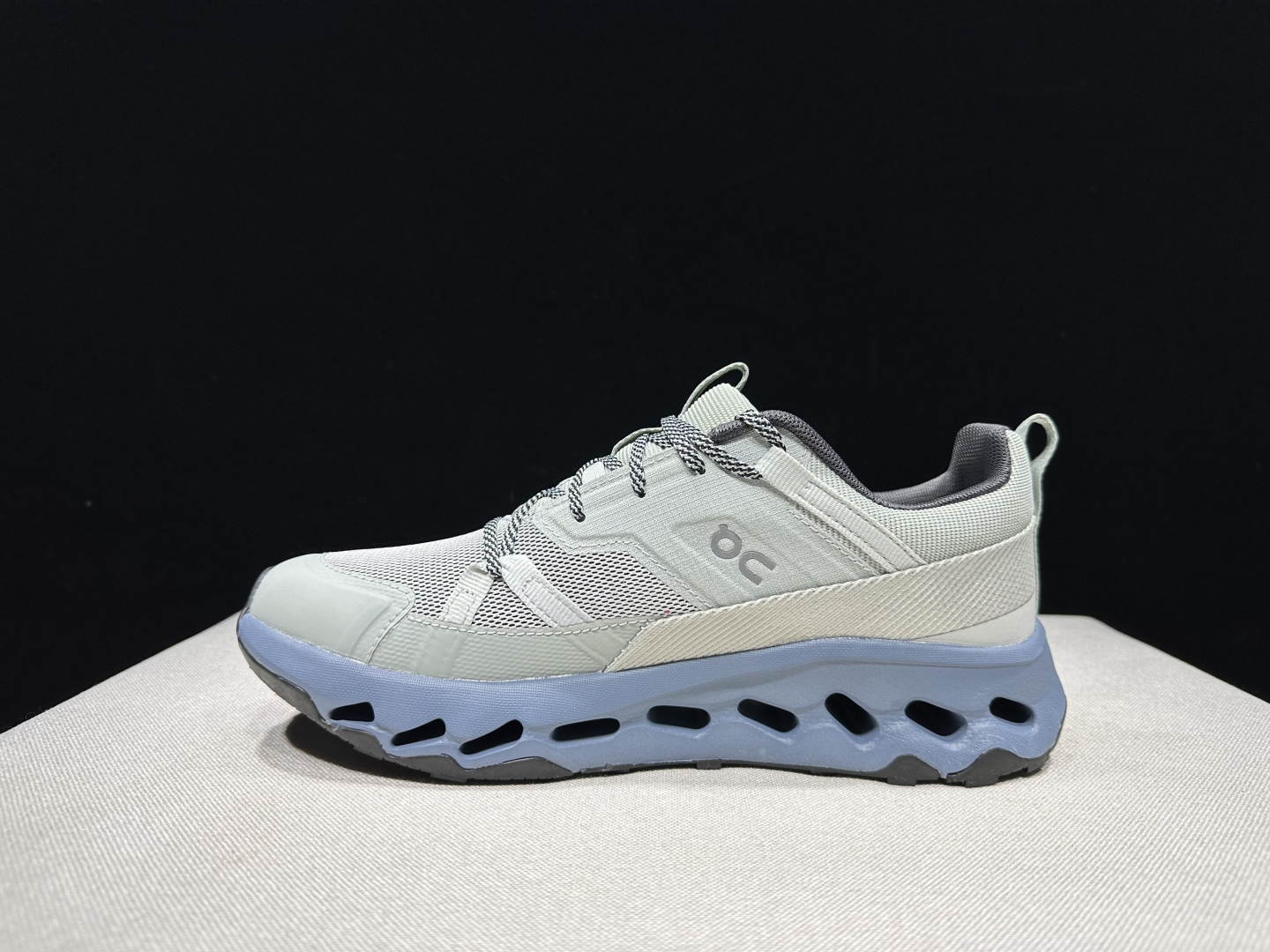 NO:921961,The top version of On is Cloudhorizon fabric, comfortable and versatile, shock-absorbing, breathable and lightweight, low-cut lifestyle shoes. This series of works created by Swiss high-performance sports brand on, the upper is made of recycled polyester fiber and mesh cloth, with an exclusive hollow rubber sole, and the On signature LoGo on the side is decorated with full-coverage seam details. Packaging: A full set of accessories and reinforced gift box packaging!  Size: 36-45 (full size), casual shoes/sports shoes, sneakers19860909顶级版本On昂跑 Cloudhorizon 织物 舒适百搭 减震透气轻便 低帮 生活休闲鞋. 瑞士高性能运动品牌on打造的此系列作品,鞋面由再生聚酯纤维和网眼布制成,采用独家镂空橡胶鞋底,侧面On标志性LoGo饰有全覆盖贴缝细节. 包装:全套得物配件加固得物箱包装！ 码数:36-45码(正码),休闲鞋/运动鞋,sneakers,Women's Shoes