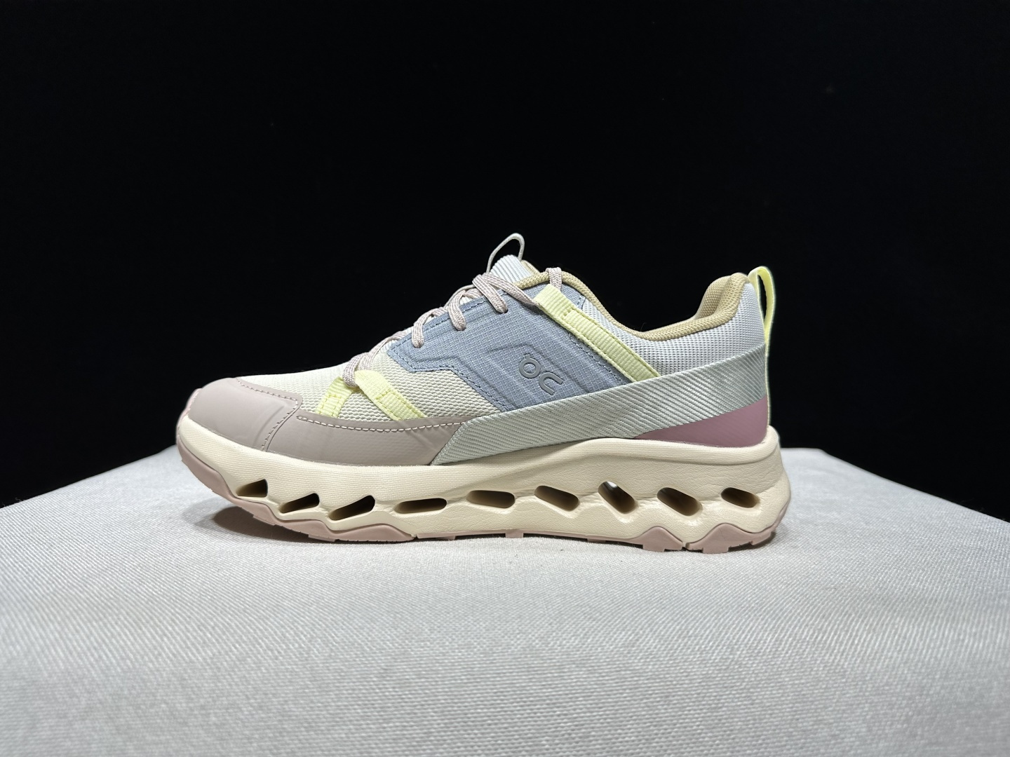 NO:921966,The top version of On is Cloudhorizon fabric, comfortable and versatile, shock-absorbing, breathable and lightweight, low-cut lifestyle shoes. This series of works created by Swiss high-performance sports brand on, the upper is made of recycled polyester fiber and mesh cloth, with an exclusive hollow rubber sole, and the On signature LoGo on the side is decorated with full-coverage seam details. Packaging: A full set of accessories and reinforced gift box packaging!  Size: 36-40 (full size), casual shoes/sports shoes, sneakers19860909顶级版本On昂跑 Cloudhorizon 织物 舒适百搭 减震透气轻便 低帮 生活休闲鞋. 瑞士高性能运动品牌on打造的此系列作品,鞋面由再生聚酯纤维和网眼布制成,采用独家镂空橡胶鞋底,侧面On标志性LoGo饰有全覆盖贴缝细节. 包装:全套得物配件加固得物箱包装！ 码数:36-40码(正码),休闲鞋/运动鞋,sneakers,Women's Shoes