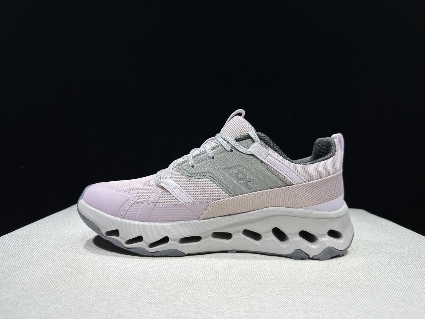 NO:921973,The top version of On is Cloudhorizon fabric, comfortable and versatile, shock-absorbing, breathable and lightweight, low-cut lifestyle shoes. This series of works created by Swiss high-performance sports brand on, the upper is made of recycled polyester fiber and mesh cloth, with an exclusive hollow rubber sole, and the On signature LoGo on the side is decorated with full-coverage seam details. Packaging: A full set of accessories and reinforced gift box packaging!  Size: 36-41 (full size), casual shoes/sports shoes, sneakers19860909顶级版本On昂跑 Cloudhorizon 织物 舒适百搭 减震透气轻便 低帮 生活休闲鞋. 瑞士高性能运动品牌on打造的此系列作品,鞋面由再生聚酯纤维和网眼布制成,采用独家镂空橡胶鞋底,侧面On标志性LoGo饰有全覆盖贴缝细节. 包装:全套得物配件加固得物箱包装！ 码数:36-41码(正码),休闲鞋/运动鞋,sneakers,Women's Shoes
