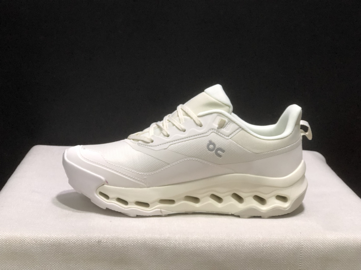 NO:921978,The top version of On's Cloudhorizon 2 cushioning hiking shoes, versatile and comfortable, same style for men and women!  This series of works created by Swiss high-performance sports brand on has an upper made of recycled polyester fiber and mesh cloth, an exclusive hollow rubber sole, and On's iconic LoGo on the side with full-coverage seam details. Packaging: A full set of accessories and reinforced gift box packaging!  Size: 36-46 (true size), casual shoes/sports shoes, sneakers19860909顶级版本On昂跑 Cloudhorizon 2 缓震徒步鞋 百搭舒适 男女同款！ 瑞士高性能运动品牌on打造的此系列作品,鞋面由再生聚酯纤维和网眼布制成,采用独家镂空橡胶鞋底,侧面On标志性LoGo饰有全覆盖贴缝细节. 包装:全套得物配件加固得物箱包装！ 码数:36-46码(正码),休闲鞋/运动鞋,sneakers,Women's Shoes