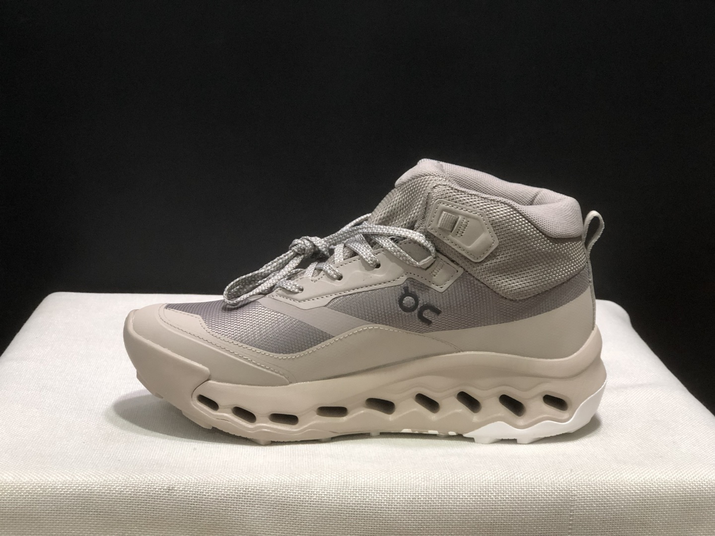 NO:921984,Top version On Cloudhorizon 2 Mid WP comfortable waterproof running shoes This series of works created by the Swiss high-performance sports brand on, the upper is made of recycled polyester fiber and mesh cloth, with an exclusive hollow rubber sole, and the On signature LoGo on the side is decorated with full-coverage seam details. Packaging: a full set of accessories and reinforced gift box packaging!  Size: 36-45 (full size), casual shoes/sports shoes, sneakers19860909顶级版本 昂跑On Cloudhorizon 2 Mid WP 舒适 防水 跑步鞋  瑞士高性能运动品牌on打造的此系列作品,鞋面由再生聚酯纤维和网眼布制成,采用独家镂空橡胶鞋底,侧面On标志性LoGo饰有全覆盖贴缝细节. 包装:全套得物配件加固得物箱包装！ 码数:36-45码(正码),休闲鞋/运动鞋,sneakers,Women's Shoes