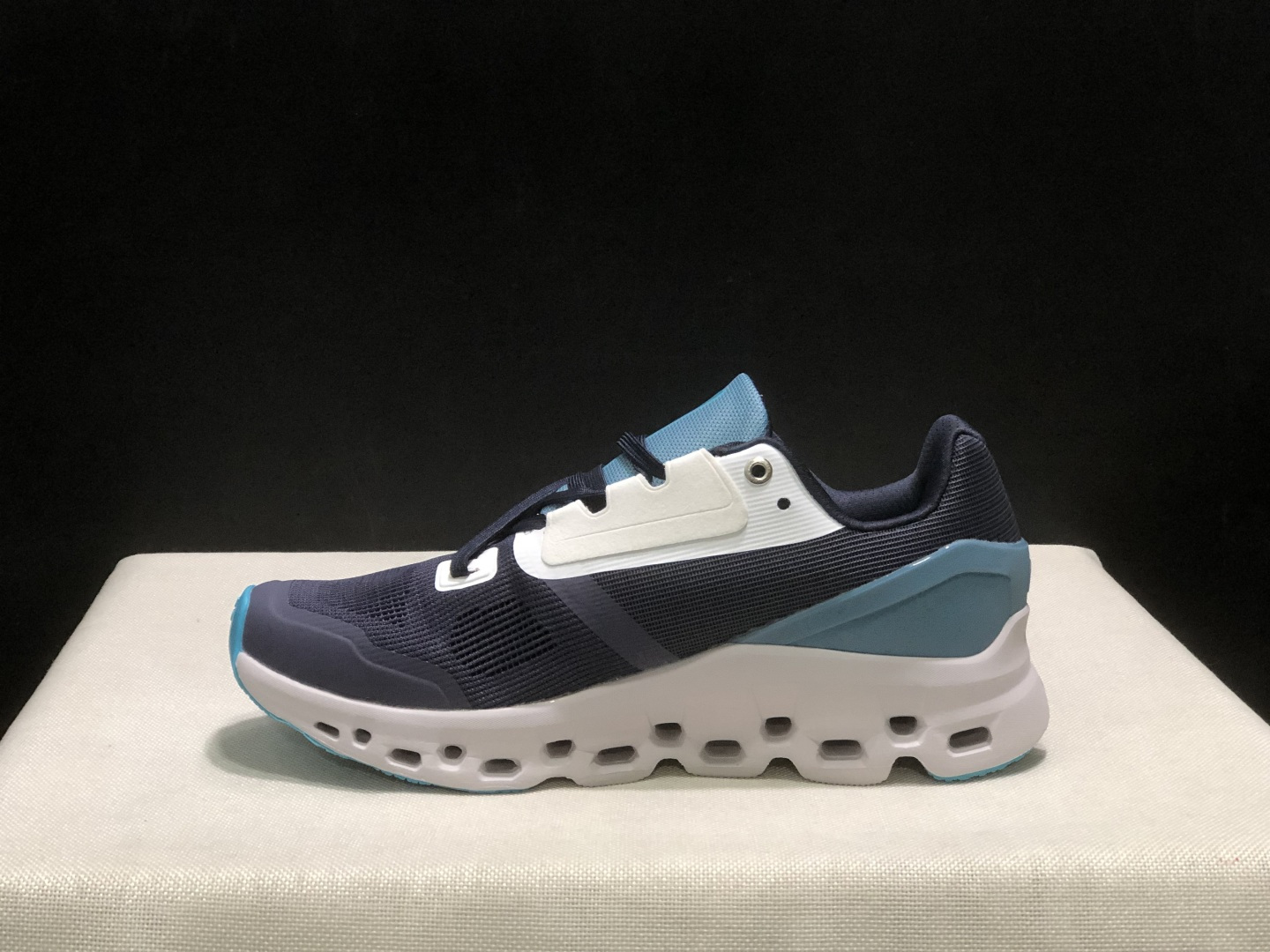 NO:921990,The top version of the On Cloudstratus 2 is a versatile, comfortable, shock-absorbing, low-top running shoe. This series of works is created by the Swiss high-performance sports brand on. The upper is made of recycled polyester fiber and mesh cloth, with an exclusive hollow rubber sole. On the side is decorated with the iconic LoGo with full-coverage seam details. Packaging: A full set of accessories and reinforced gift box packaging!  Size: 36-45 (full size), casual shoes/sports shoes, sneakers19860909顶级版本 昂跑On Cloudstratus 2 百搭舒适 减震 低帮 跑步鞋  瑞士高性能运动品牌on打造的此系列作品,鞋面由再生聚酯纤维和网眼布制成,采用独家镂空橡胶鞋底,侧面On标志性LoGo饰有全覆盖贴缝细节. 包装:全套得物配件加固得物箱包装！ 码数:36-45码(正码),休闲鞋/运动鞋,sneakers,Women's Shoes