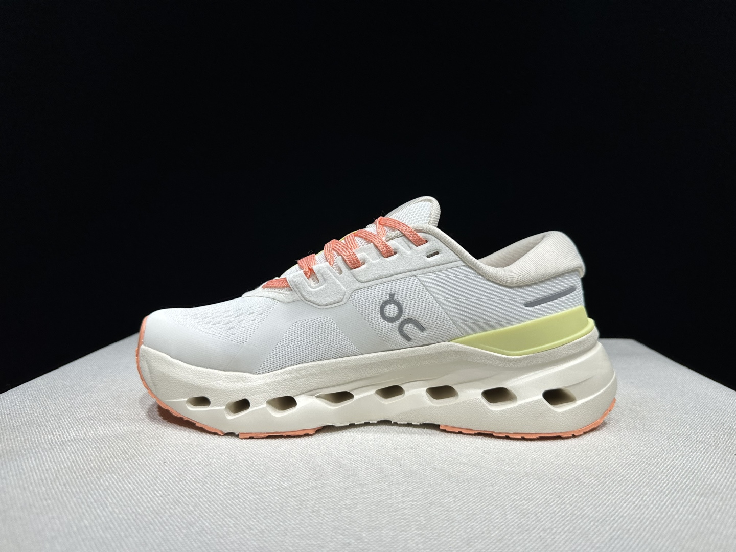 NO:921940,The top version of On Cloudrunner 3 2026 new entry-level cushioning support for men and women, same style for men and women. This series of works created by Swiss high-performance sports brand on. The upper is made of recycled polyester fiber and mesh cloth, with an exclusive hollow rubber sole, and the On signature LoGo on the side is decorated with full-coverage seam details. Packaging: A full set of accessories and reinforced gift box packaging!  Size: 36-45 (true size), casual shoes/sports shoes, sneakers19860909顶级版本On昂跑 Cloudrunner 3 2026 新品男女款入门缓震支撑 男女同款 瑞士高性能运动品牌on打造的此系列作品,鞋面由再生聚酯纤维和网眼布制成,采用独家镂空橡胶鞋底,侧面On标志性LoGo饰有全覆盖贴缝细节. 包装:全套得物配件加固得物箱包装！ 码数:36-45码（正码）,休闲鞋/运动鞋,sneakers,Women's Shoes