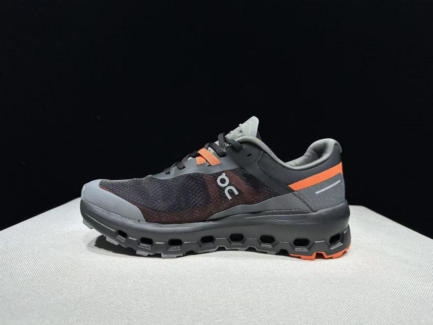 NO:921944,The top version of On is The Cloudvista 2 waterproof fabric, comfortable and versatile, shock-absorbing, breathable and lightweight, low-cut lifestyle shoes. Gray and blue. This series of works created by Swiss high-performance sports brand on. The upper is made of recycled polyester fiber and mesh cloth, with an exclusive hollow rubber sole, and On's iconic LoGo on the side is decorated with full-coverage seam details. Packaging: A full set of accessories and reinforced gift box packaging!  Size: 36-45 (full size), casual shoes/sports shoes, sneakers19860909顶级版本On昂跑 The Cloudvista 2 waterproof 织物 舒适百搭 减震透气轻便 低帮 生活休闲鞋.灰蓝 瑞士高性能运动品牌on打造的此系列作品,鞋面由再生聚酯纤维和网眼布制成,采用独家镂空橡胶鞋底,侧面On标志性LoGo饰有全覆盖贴缝细节. 包装:全套得物配件加固得物箱包装！ 码数:36-45码(正码),休闲鞋/运动鞋,sneakers,Women's Shoes