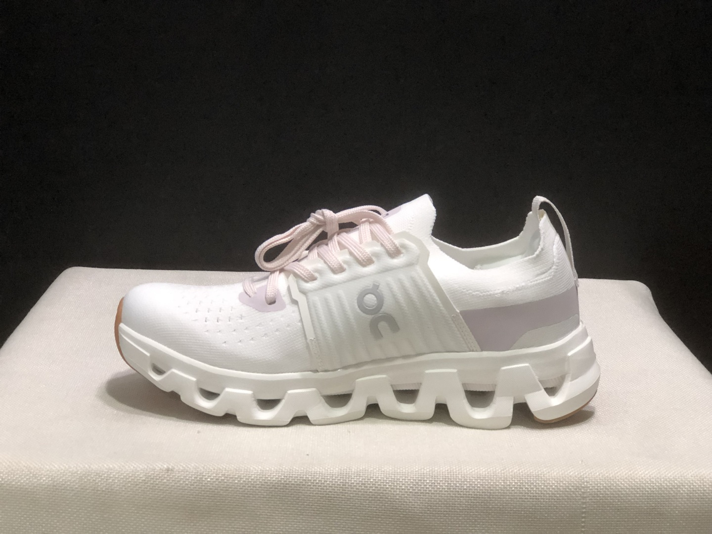 NO:921950,The top version of On Onangpao Onangpao Cloudswift 4 AD is versatile and comfortable, mesh is non-slip and wear-resistant, low-top running shoes, the same style for men and women!  This series of works created by Swiss high-performance sports brand on has an upper made of recycled polyester fiber and mesh cloth, an exclusive hollow rubber sole, and On's iconic LoGo on the side with full-coverage seam details. Packaging: A full set of accessories and reinforced gift box packaging!  Size: 36-43 (true size), casual shoes/sports shoes, stuart weitzman, sneakers19860909顶级版本On昂跑On昂跑 Cloudswift 4 AD 百搭舒适 网布防滑耐磨 低帮跑步鞋 男女同款！ 瑞士高性能运动品牌on打造的此系列作品,鞋面由再生聚酯纤维和网眼布制成,采用独家镂空橡胶鞋底,侧面On标志性LoGo饰有全覆盖贴缝细节. 包装:全套得物配件加固得物箱包装！ 码数:36-43码(正码),休闲鞋/运动鞋,stuart weitzman,sneakers,Women's Shoes