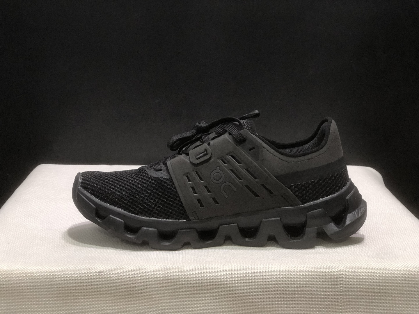 NO:921955,The top version of On Cloudswift Amp is a running shoe with comfortable fit, support and balance. This series of works is created by Swiss high-performance sports brand on. The upper is made of recycled polyester fiber and mesh cloth, with an exclusive hollow rubber sole, and On's iconic LoGo on the side is decorated with full-coverage seam details. Packaging: A full set of accessories and reinforced gift box packaging!  Size: 36-46 (true size), casual shoes/sports shoes, stuart weitzman, sneakers19860909顶级版本 昂跑On Cloudswift Amp 贴合舒适 支撑平衡 跑步鞋 瑞士高性能运动品牌on打造的此系列作品,鞋面由再生聚酯纤维和网眼布制成,采用独家镂空橡胶鞋底,侧面On标志性LoGo饰有全覆盖贴缝细节. 包装:全套得物配件加固得物箱包装！ 码数:36-46码(正码),休闲鞋/运动鞋,stuart weitzman,sneakers,Women's Shoes