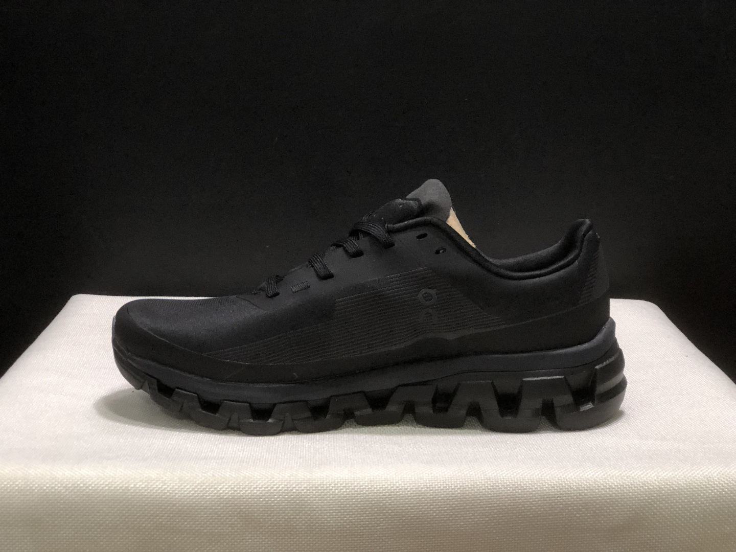 NO:921960,The top version of On Cloud flow 4 fabric is comfortable and versatile, shock-absorbing, breathable and lightweight, low-cut lifestyle shoes. This series of works created by Swiss high-performance sports brand on, the upper is made of recycled polyester fiber and mesh cloth, with an exclusive hollow rubber sole, and the On signature LoGo on the side is decorated with full-coverage seam details. Packaging: A full set of accessories and reinforced gift box packaging!  Size: 36-45 (full size), casual shoes/sports shoes, sneakers19860909顶级版本On昂跑 Cloud flow 4 织物 舒适百搭 减震透气轻便 低帮 生活休闲鞋. 瑞士高性能运动品牌on打造的此系列作品,鞋面由再生聚酯纤维和网眼布制成,采用独家镂空橡胶鞋底,侧面On标志性LoGo饰有全覆盖贴缝细节. 包装:全套得物配件加固得物箱包装！ 码数:36-45码(正码),休闲鞋/运动鞋,sneakers,Women's Shoes