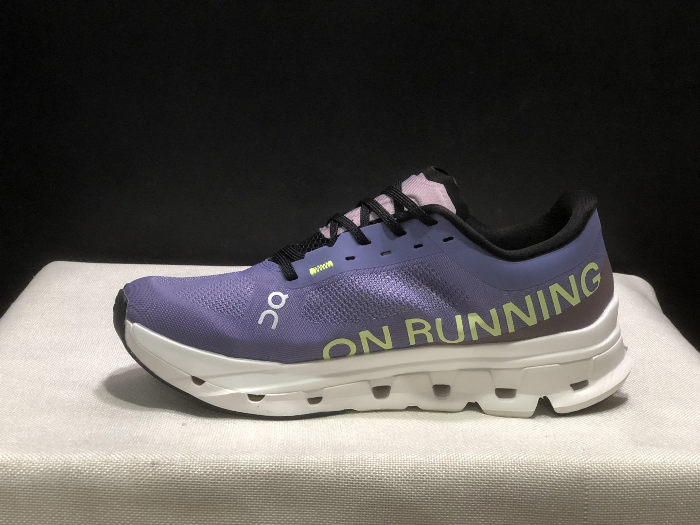 NO:921965,The top version, On Cloudflow 5 AD, is comfortable, soft, non-slip and wear-resistant, low-top casual running shoes!  This series of works created by Swiss high-performance sports brand on has an upper made of recycled polyester fiber and mesh cloth, an exclusive hollow rubber sole, and On's iconic LoGo on the side with full-coverage seam details. Packaging: A full set of accessories and reinforced gift box packaging!  Size: 36-45 (full size), casual shoes/sports shoes, sneakers19860909顶级版本On昂跑 Cloudflow 5 AD 舒适柔软防滑耐磨 低帮 休闲跑步鞋 ！ 瑞士高性能运动品牌on打造的此系列作品,鞋面由再生聚酯纤维和网眼布制成,采用独家镂空橡胶鞋底,侧面On标志性LoGo饰有全覆盖贴缝细节. 包装:全套得物配件加固得物箱包装！ 码数:36-45码(正码),休闲鞋/运动鞋,sneakers,Women's Shoes