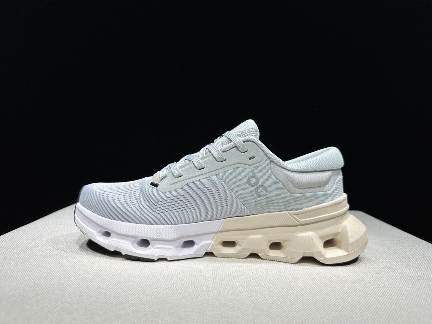 NO:921929,Top version On Cloudflyer 5 5 WMNS Comfortable and versatile, non-slip and wear-resistant, low-top running shoes. This series of works created by Swiss high-performance sports brand on. The upper is made of recycled polyester fiber and mesh cloth, with an exclusive hollow rubber sole. On the side is decorated with the iconic LoGo with full-coverage seam details. Packaging: A full set of accessories and reinforced gift box packaging!  Size: 36-45 (full size), casual shoes/sports shoes, sneakers19860909顶级版本 昂跑On Cloudflyer 5 5 WMNS 舒适百搭 防滑耐磨 低帮 跑步鞋 瑞士高性能运动品牌on打造的此系列作品,鞋面由再生聚酯纤维和网眼布制成,采用独家镂空橡胶鞋底,侧面On标志性LoGo饰有全覆盖贴缝细节. 包装:全套得物配件加固得物箱包装！ 码数:36-45码(正码),休闲鞋/运动鞋,sneakers,Women's Shoes