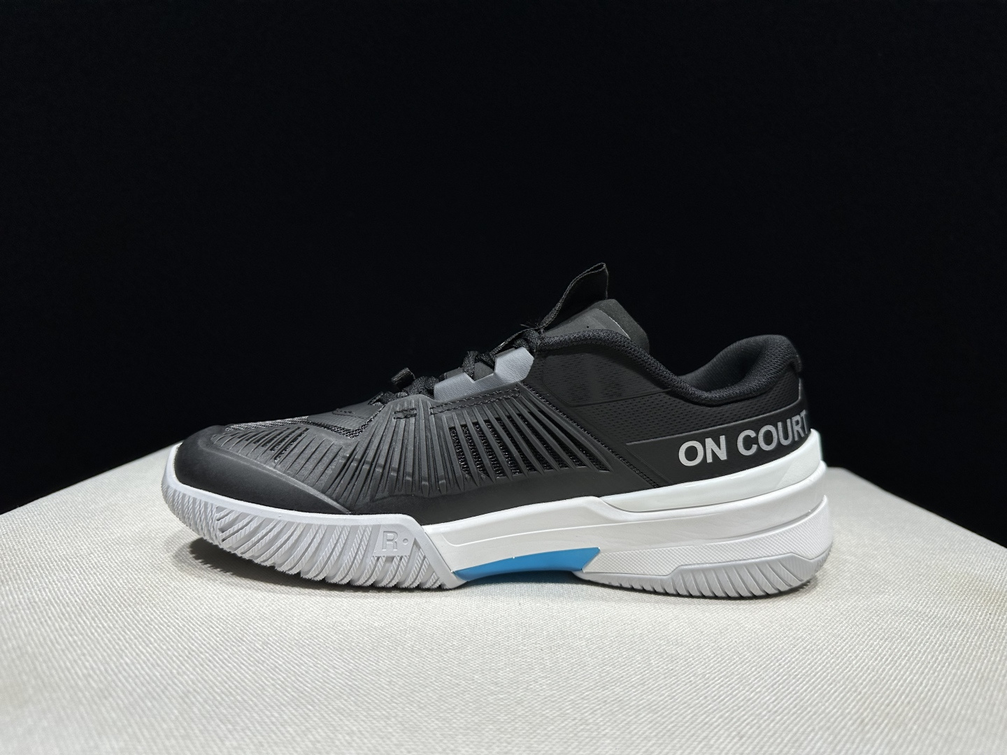 NO:926947,The top version of On The Roger Pro Fire is comfortable, durable, supportive and resilient, low-top tennis shoes. This series of works is created by Swiss high-performance sports brand on. The upper is made of recycled polyester fiber and mesh cloth, with an exclusive hollow rubber sole, and On’s iconic LoGo on the side is decorated with full-coverage seam details. Packaging: A full set of accessories and reinforced gift box packaging!  Size: 36-45 (true size), casual shoes/sports shoes, roger vivor, sneakers19860909顶级版本 昂跑On The Roger Pro Fire 舒适耐穿 支撑回弹 低帮 网球鞋 瑞士高性能运动品牌on打造的此系列作品,鞋面由再生聚酯纤维和网眼布制成,采用独家镂空橡胶鞋底,侧面On标志性LoGo饰有全覆盖贴缝细节. 包装:全套得物配件加固得物箱包装！ 码数:36-45码(正码),休闲鞋/运动鞋,roger vivier,sneakers,Women's Shoes