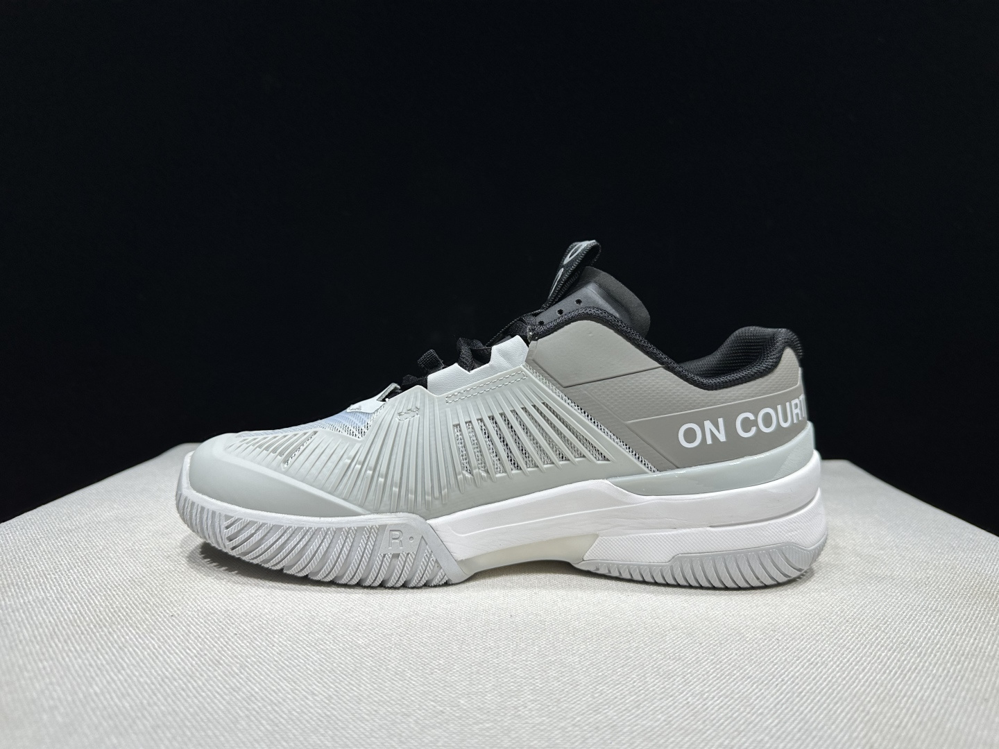 NO:926955,The top version of On The Roger Pro Fire is comfortable, durable, supportive and resilient, low-top tennis shoes. This series of works is created by Swiss high-performance sports brand on. The upper is made of recycled polyester fiber and mesh cloth, with an exclusive hollow rubber sole, and On’s iconic LoGo on the side is decorated with full-coverage seam details. Packaging: A full set of accessories and reinforced gift box packaging!  Size: 36-46 (true size), casual shoes/sports shoes, roger vivor, sneakers19860909顶级版本 昂跑On The Roger Pro Fire 舒适耐穿 支撑回弹 低帮 网球鞋 瑞士高性能运动品牌on打造的此系列作品,鞋面由再生聚酯纤维和网眼布制成,采用独家镂空橡胶鞋底,侧面On标志性LoGo饰有全覆盖贴缝细节. 包装:全套得物配件加固得物箱包装！ 码数:36-46码(正码),休闲鞋/运动鞋,roger vivier,sneakers,Women's Shoes