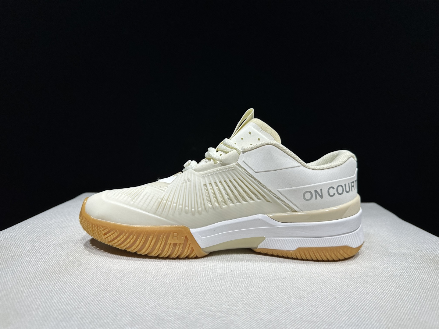 NO:926966,The top version of On The Roger Pro Fire is comfortable, durable, supportive and resilient, low-top tennis shoes. This series of works is created by Swiss high-performance sports brand on. The upper is made of recycled polyester fiber and mesh cloth, with an exclusive hollow rubber sole, and On’s iconic LoGo on the side is decorated with full-coverage seam details. Packaging: A full set of accessories and reinforced gift box packaging!  Size: 36-45 (true size), casual shoes/sports shoes, roger vivor, sneakers19860909顶级版本 昂跑On The Roger Pro Fire 舒适耐穿 支撑回弹 低帮 网球鞋 瑞士高性能运动品牌on打造的此系列作品,鞋面由再生聚酯纤维和网眼布制成,采用独家镂空橡胶鞋底,侧面On标志性LoGo饰有全覆盖贴缝细节. 包装:全套得物配件加固得物箱包装！ 码数:36-45码(正码),休闲鞋/运动鞋,roger vivier,sneakers,Women's Shoes