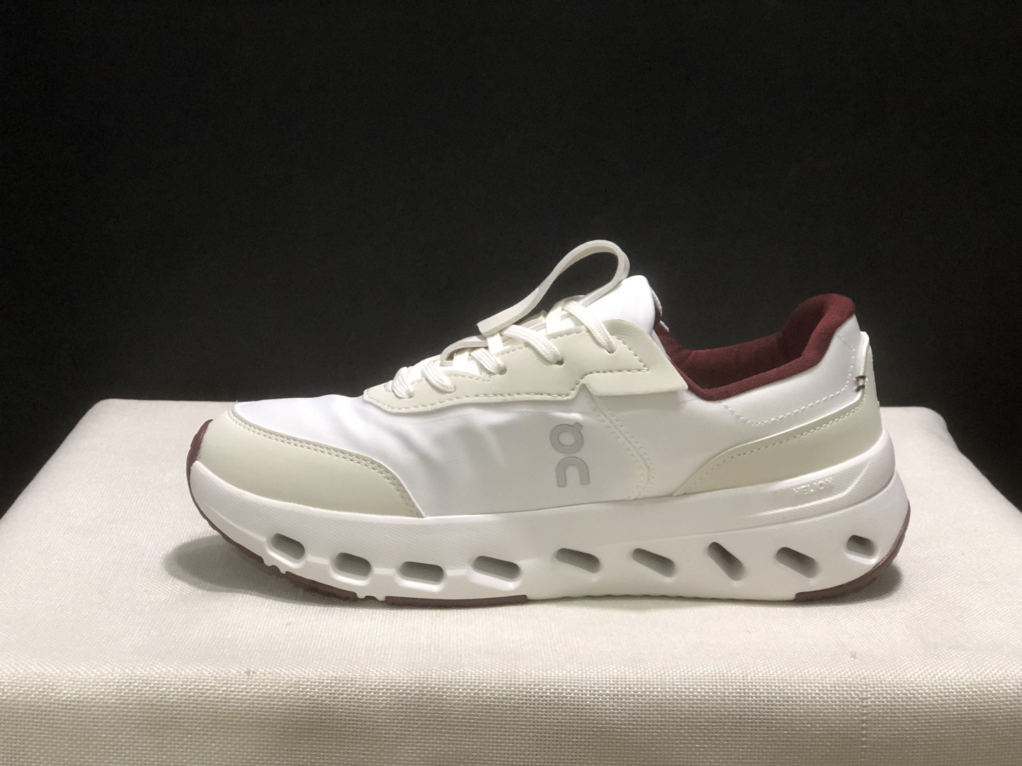 NO:926898,On The Roger Pro, comfortable and versatile lifestyle shoes, couple shoes, this series of works created by the Swiss high-performance sports brand on. The upper is made of recycled polyester fiber and mesh cloth, with an exclusive hollow rubber sole, and the On signature LoGo on the side is decorated with full-coverage seam details. Packaging: A full set of accessories and reinforced gift box packaging!  Size: 36-45 (true size), casual shoes/sports shoes, roger vivor, sneakers19860909On昂跑 The Roger Pro 舒适百搭 生活休闲鞋 情侣鞋 瑞士高性能运动品牌on打造的此系列作品,鞋面由再生聚酯纤维和网眼布制成,采用独家镂空橡胶鞋底,侧面On标志性LoGo饰有全覆盖贴缝细节. 包装:全套得物配件加固得物箱包装！ 码数:36-45码(正码),休闲鞋/运动鞋,roger vivier,sneakers,Women's Shoes