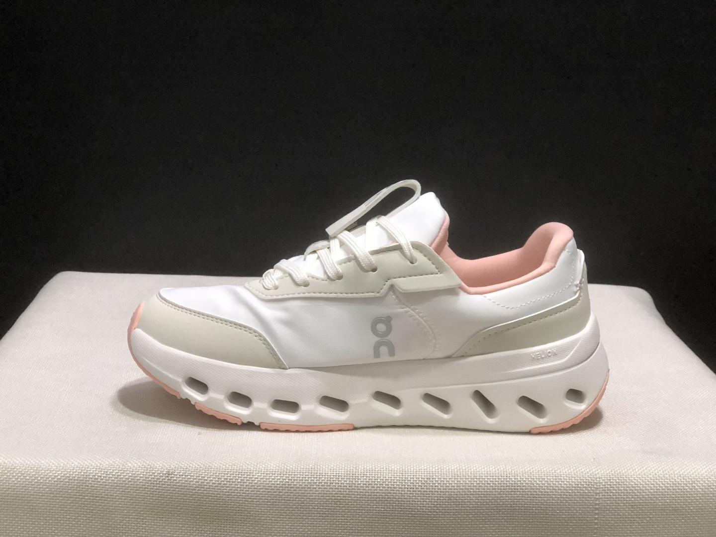 NO:926909,On The Roger Pro, comfortable and versatile lifestyle shoes, couple shoes, this series of works created by the Swiss high-performance sports brand on. The upper is made of recycled polyester fiber and mesh cloth, with an exclusive hollow rubber sole, and the On signature LoGo on the side is decorated with full-coverage seam details. Packaging: A full set of accessories and reinforced gift box packaging!  Size: 36-40 (full size), casual shoes/sports shoes, roger vivor, sneakers19860909On昂跑 The Roger Pro 舒适百搭 生活休闲鞋 情侣鞋 瑞士高性能运动品牌on打造的此系列作品,鞋面由再生聚酯纤维和网眼布制成,采用独家镂空橡胶鞋底,侧面On标志性LoGo饰有全覆盖贴缝细节. 包装:全套得物配件加固得物箱包装！ 码数:36-40码(正码),休闲鞋/运动鞋,roger vivier,sneakers,Women's Shoes