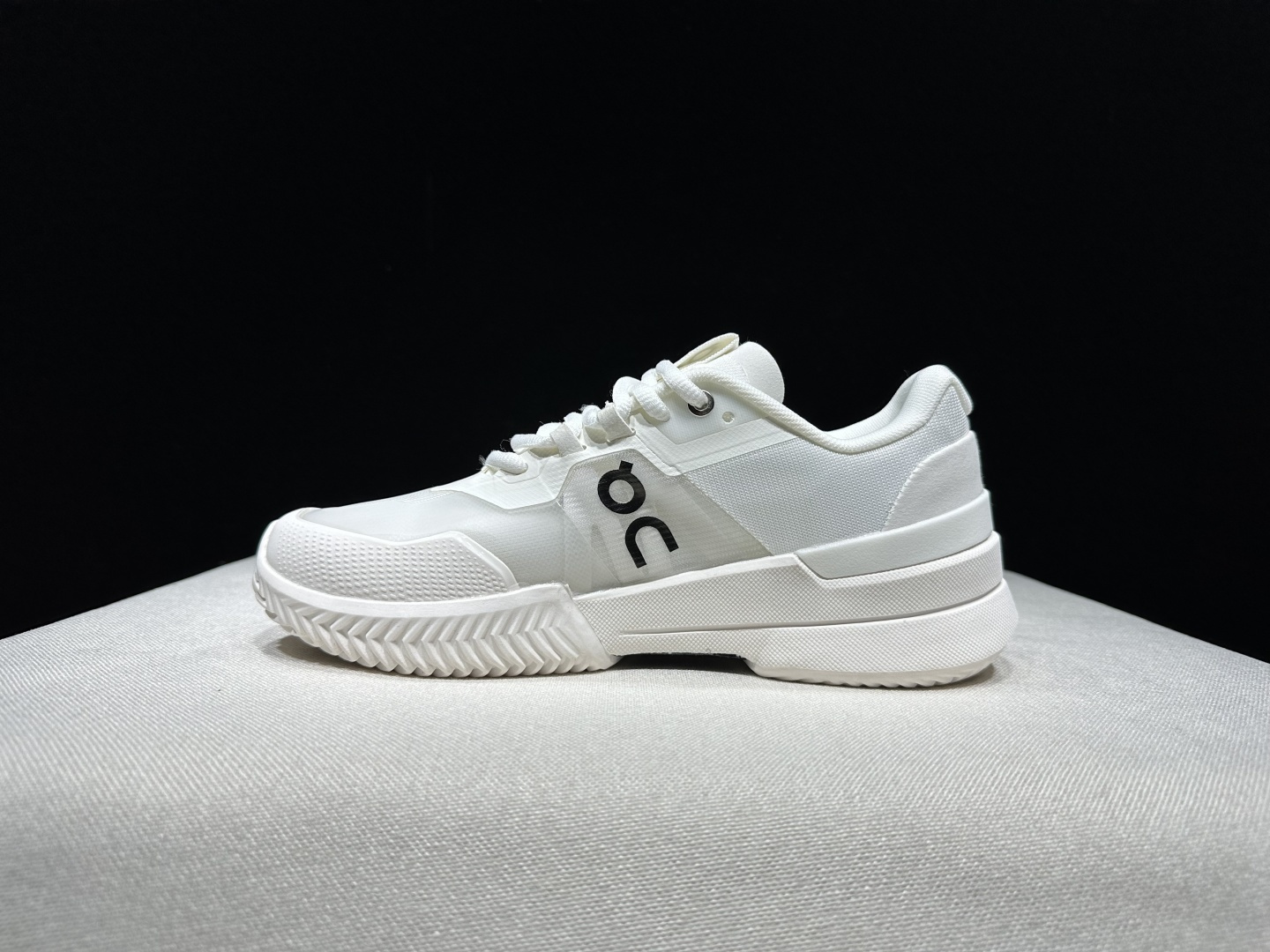 NO:926919,The top version of On is The Roger fabric, comfortable and versatile, shock-absorbing, breathable and lightweight, low-cut lifestyle shoes. White powder. This series of works created by Swiss high-performance sports brand on. The upper is made of recycled polyester fiber and mesh cloth, with an exclusive hollow rubber sole, and the On signature LoGo on the side is decorated with full-coverage seam details. Packaging: A full set of accessories and reinforced gift box packaging!  Size: 36-46 (true size), casual shoes/sports shoes, roger vivor, sneakers19860909顶级版本On昂跑 The Roger 织物 舒适百搭 减震透气轻便 低帮 生活休闲鞋.白粉 瑞士高性能运动品牌on打造的此系列作品,鞋面由再生聚酯纤维和网眼布制成,采用独家镂空橡胶鞋底,侧面On标志性LoGo饰有全覆盖贴缝细节. 包装:全套得物配件加固得物箱包装！ 码数:36-46码(正码),休闲鞋/运动鞋,roger vivier,sneakers,Women's Shoes