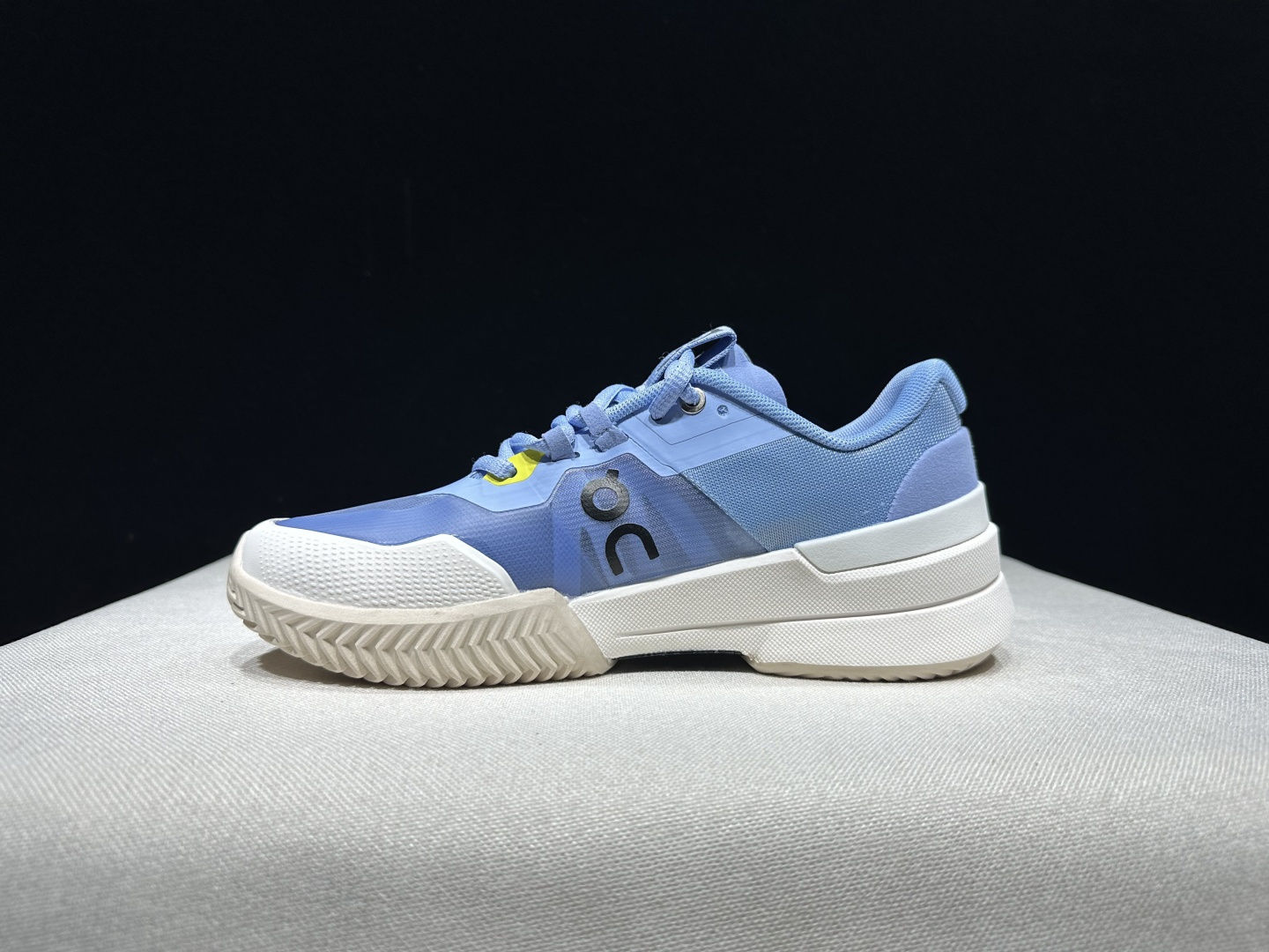 NO:926939,The top version of On is The Roger fabric, comfortable and versatile, shock-absorbing, breathable and lightweight, low-cut lifestyle shoes. White powder. This series of works created by Swiss high-performance sports brand on. The upper is made of recycled polyester fiber and mesh cloth, with an exclusive hollow rubber sole, and the On signature LoGo on the side is decorated with full-coverage seam details. Packaging: A full set of accessories and reinforced gift box packaging!  Size: 36-46 (true size), casual shoes/sports shoes, roger vivor, sneakers19860909顶级版本On昂跑 The Roger 织物 舒适百搭 减震透气轻便 低帮 生活休闲鞋.白粉 瑞士高性能运动品牌on打造的此系列作品,鞋面由再生聚酯纤维和网眼布制成,采用独家镂空橡胶鞋底,侧面On标志性LoGo饰有全覆盖贴缝细节. 包装:全套得物配件加固得物箱包装！ 码数:36-46码(正码),休闲鞋/运动鞋,roger vivier,sneakers,Women's Shoes