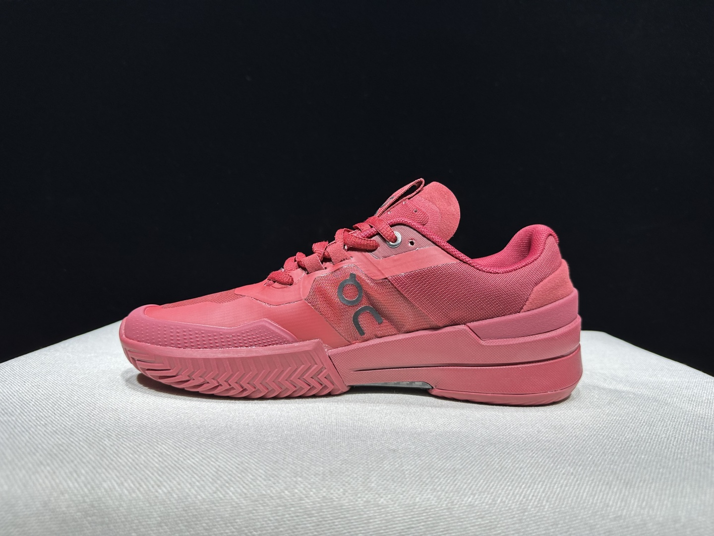 NO:926929,The top version of On is The Roger fabric, comfortable and versatile, shock-absorbing, breathable and lightweight, low-cut lifestyle shoes. White powder. This series of works created by Swiss high-performance sports brand on. The upper is made of recycled polyester fiber and mesh cloth, with an exclusive hollow rubber sole, and the On signature LoGo on the side is decorated with full-coverage seam details. Packaging: A full set of accessories and reinforced gift box packaging!  Size: 36-45 (true size), casual shoes/sports shoes, roger vivor, sneakers19860909顶级版本On昂跑 The Roger 织物 舒适百搭 减震透气轻便 低帮 生活休闲鞋.白粉 瑞士高性能运动品牌on打造的此系列作品,鞋面由再生聚酯纤维和网眼布制成,采用独家镂空橡胶鞋底,侧面On标志性LoGo饰有全覆盖贴缝细节. 包装:全套得物配件加固得物箱包装！ 码数:36-45码(正码),休闲鞋/运动鞋,roger vivier,sneakers,Women's Shoes