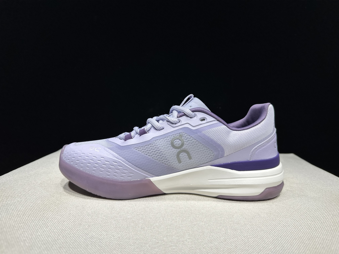 NO:926874,The top version of On is The Roger club house Pro fabric, comfortable and versatile, shock-absorbing, breathable and lightweight, low-cut lifestyle shoes. Black and white. This series of works created by Swiss high-performance sports brand on. The upper is made of recycled polyester fiber and mesh cloth, with an exclusive hollow rubber sole, and the On signature LoGo on the side is decorated with full-coverage seam details. Packaging: packed in a reinforced gift box with a full set of accessories!  Size: 36-45 (true size), casual shoes/sports shoes, roger vivor, sneakers19860909顶级版本On昂跑 The Roger club house Pro 织物 舒适百搭 减震透气轻便 低帮 生活休闲鞋.黑白 瑞士高性能运动品牌on打造的此系列作品,鞋面由再生聚酯纤维和网眼布制成,采用独家镂空橡胶鞋底,侧面On标志性LoGo饰有全覆盖贴缝细节. 包装:全套得物配件加固得物箱包装！ 码数:36-45码(正码),休闲鞋/运动鞋,roger vivier,sneakers,Women's Shoes