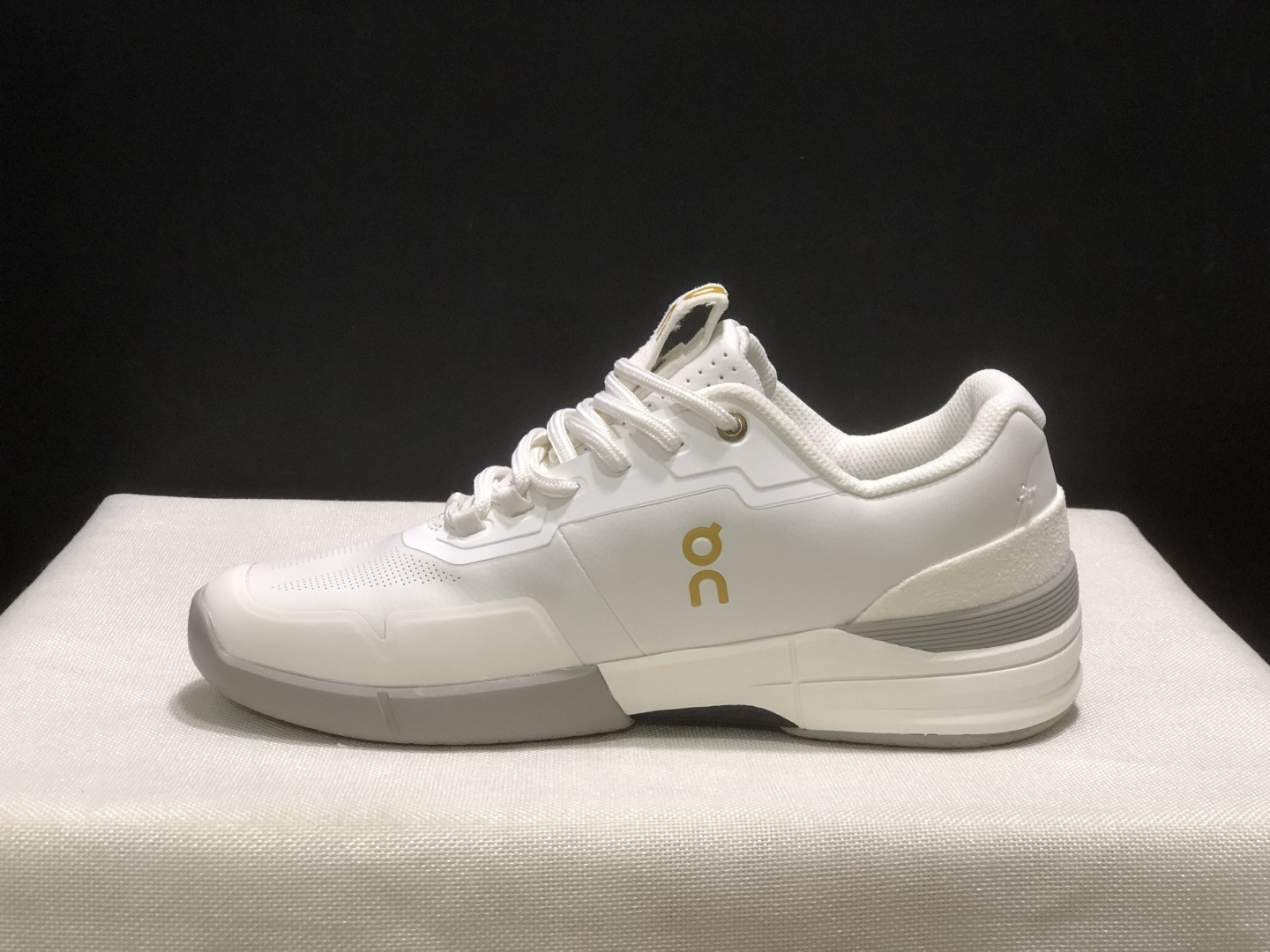 NO:926887,On The Roger Pro comfortable sports low-top tennis shoes. This series of works created by Swiss high-performance sports brand on. The upper is made of recycled polyester fiber and mesh cloth, with an exclusive hollow rubber sole. On the side is decorated with the iconic LoGo with full-coverage seam details. Packaging: A full set of accessories and reinforced gift box packaging!  Size: 36-45 (true size), casual shoes/sports shoes, roger vivor, sneakers19860909On The Roger Pro 舒适运动 低帮 网球鞋 瑞士高性能运动品牌on打造的此系列作品,鞋面由再生聚酯纤维和网眼布制成,采用独家镂空橡胶鞋底,侧面On标志性LoGo饰有全覆盖贴缝细节. 包装:全套得物配件加固得物箱包装！ 码数:36-45码(正码),休闲鞋/运动鞋,roger vivier,sneakers,Women's Shoes
