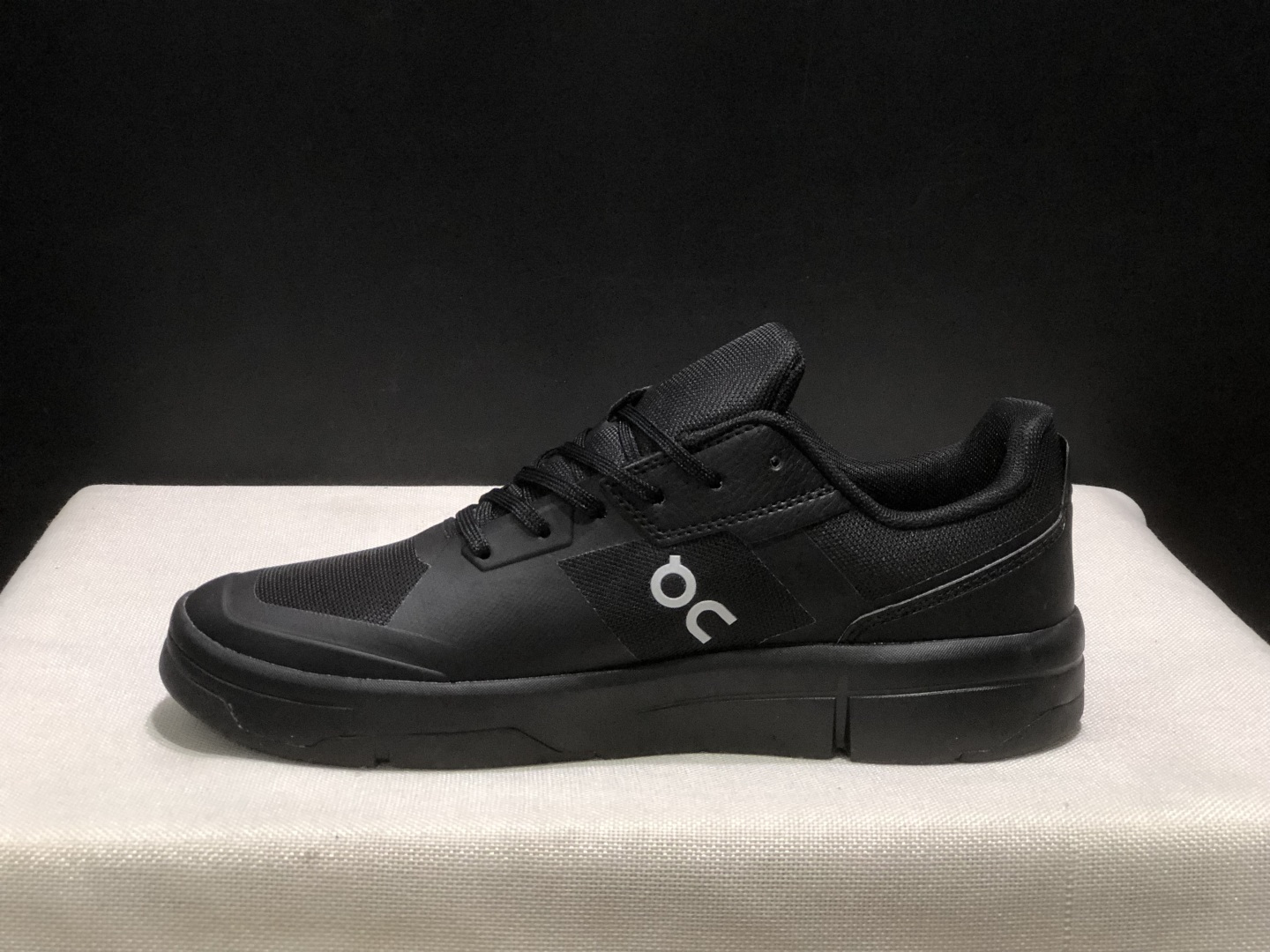 NO:926917,The top version of On The Roger Clubhouse 3 is stylish, soft and comfortable, shock-absorbing and supportive, low-top sneakers. This series of works is created by Swiss high-performance sports brand on. The upper is made of recycled polyester fiber and mesh cloth, with an exclusive hollow rubber sole. On the side is decorated with the iconic LoGo with full-coverage seam details. Packaging: A full set of accessories and reinforced gift box packaging!  Size: 36-45 (true size), casual shoes/sports shoes, roger vivor, sneakers19860909顶级版本 昂跑On The Roger Clubhouse 3 时尚柔软舒适 减震支撑 低帮 板鞋 瑞士高性能运动品牌on打造的此系列作品,鞋面由再生聚酯纤维和网眼布制成,采用独家镂空橡胶鞋底,侧面On标志性LoGo饰有全覆盖贴缝细节. 包装:全套得物配件加固得物箱包装！ 码数:36-45码(正码),休闲鞋/运动鞋,roger vivier,sneakers,Women's Shoes