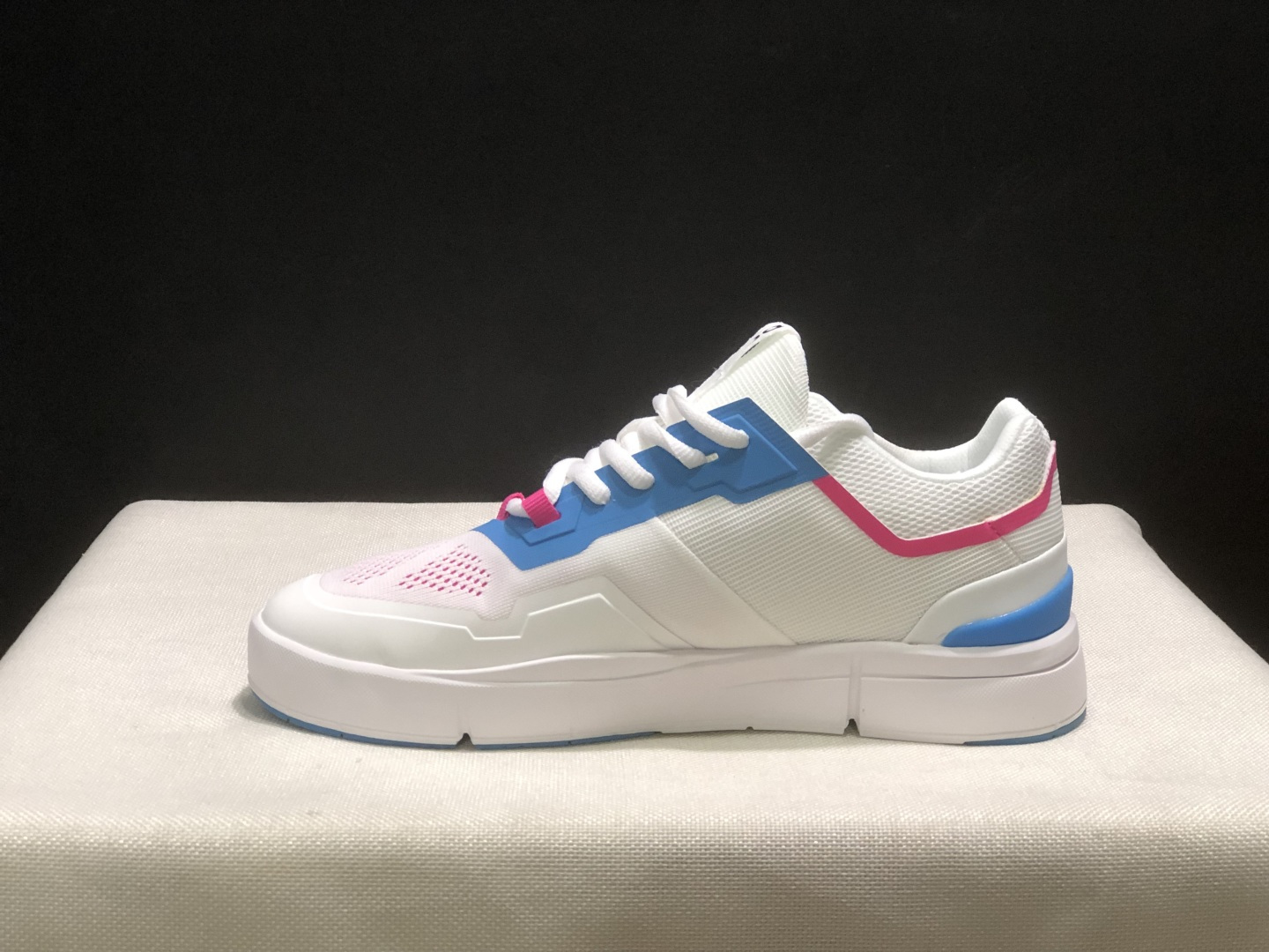NO:926927,The top version of On The Roger Spin 2 is a lightweight, non-slip, low-top tennis shoe. This series of works is created by Swiss high-performance sports brand on. The upper is made of recycled polyester fiber and mesh cloth, with an exclusive hollow rubber sole, and On’s iconic LoGo on the side is decorated with full-coverage seam details. Packaging: A full set of accessories and reinforced gift box packaging!  Size: 36-45 (true size), casual shoes/sports shoes, roger vivor, sneakers19860909顶级版本 昂跑On The Roger Spin 2 轻量 防滑 低帮 网球鞋 瑞士高性能运动品牌on打造的此系列作品,鞋面由再生聚酯纤维和网眼布制成,采用独家镂空橡胶鞋底,侧面On标志性LoGo饰有全覆盖贴缝细节. 包装:全套得物配件加固得物箱包装！ 码数:36-45码(正码),休闲鞋/运动鞋,roger vivier,sneakers,Women's Shoes