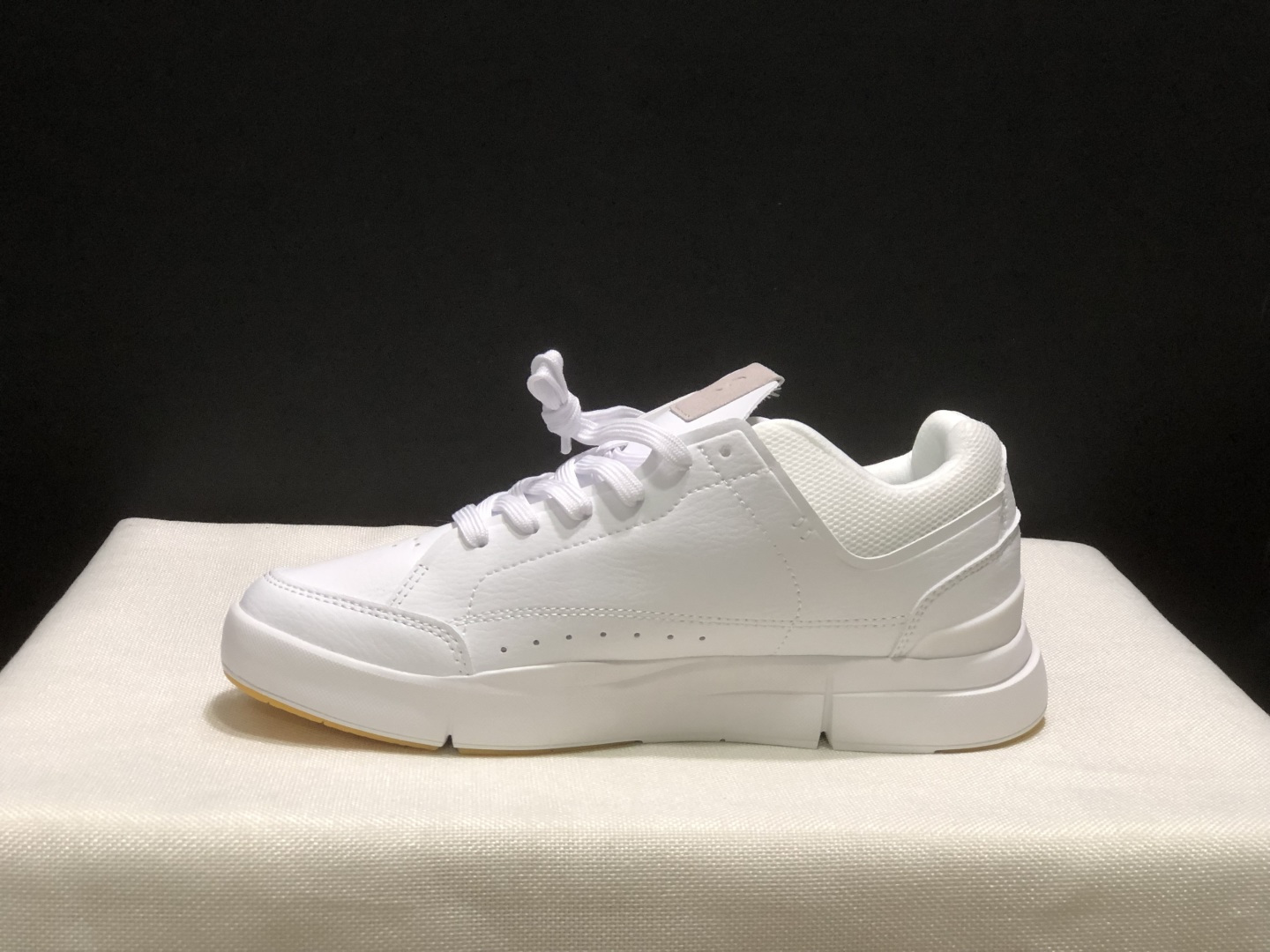 NO:926937,The top version of On The Roger spin 2 fabric is comfortable and versatile, shock-absorbing, breathable and lightweight, low-cut lifestyle shoes. White and green. This series of works created by Swiss high-performance sports brand on. The upper is made of recycled polyester fiber and mesh cloth, with an exclusive hollow rubber sole, and the On signature LoGo on the side is decorated with full-coverage seam details. Packaging: A full set of accessories and reinforced gift box packaging!  Size: 36-45 (true size), casual shoes/sports shoes, roger vivor, sneakers19860909顶级版本On昂跑 The Roger spin 2 织物 舒适百搭 减震透气轻便 低帮 生活休闲鞋.白绿 瑞士高性能运动品牌on打造的此系列作品,鞋面由再生聚酯纤维和网眼布制成,采用独家镂空橡胶鞋底,侧面On标志性LoGo饰有全覆盖贴缝细节. 包装:全套得物配件加固得物箱包装！ 码数:36-45码(正码),休闲鞋/运动鞋,roger vivier,sneakers,Women's Shoes