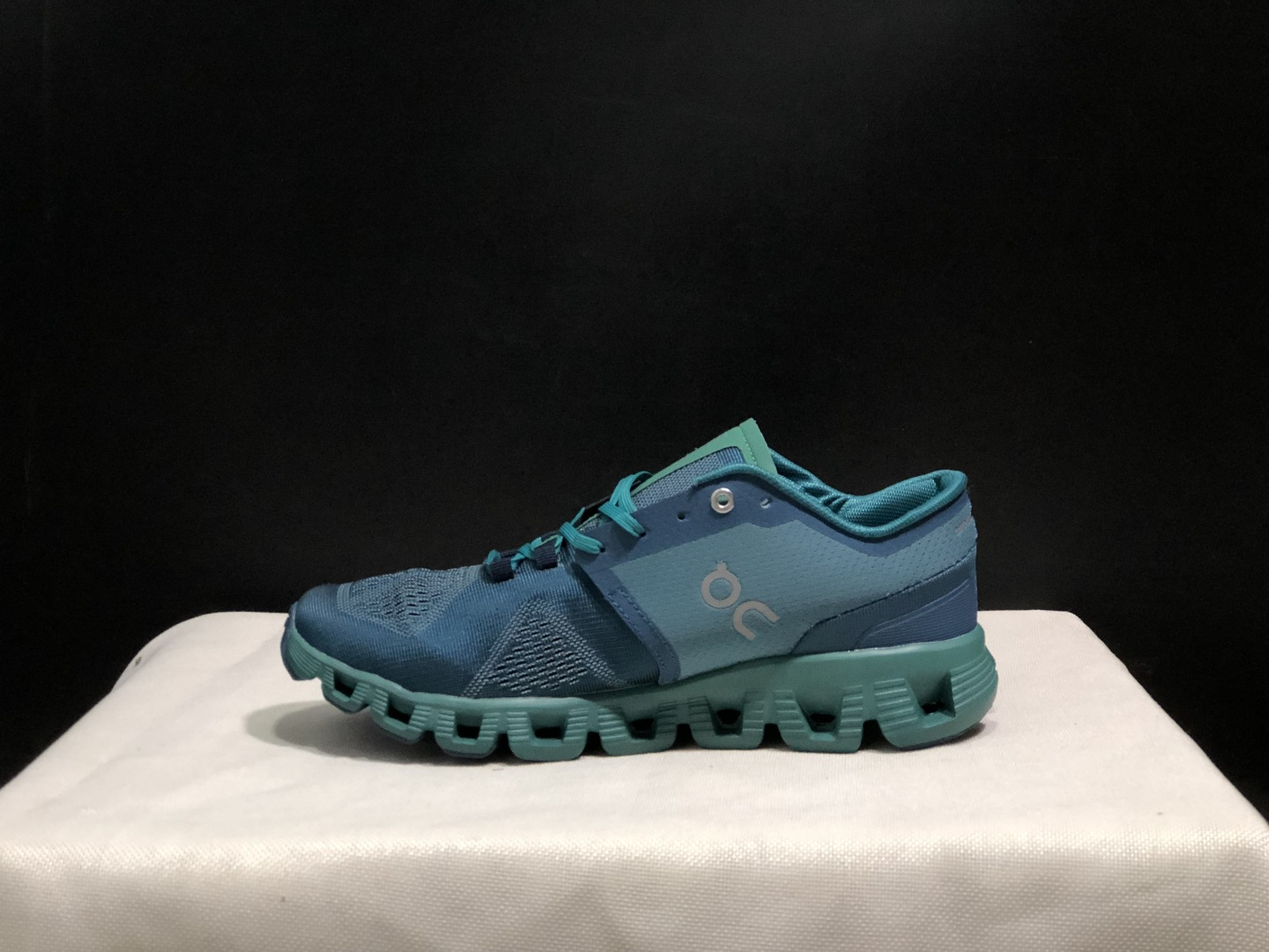 NO:926946,Top version On Cloud  Size: 36-47 (true size), casual shoes/sports shoes, sneakers19860909顶级版本 昂跑On Cloud X 1 轻量多功能 减震防滑耐磨透气回弹 低帮 跑步鞋 瑞士高性能运动品牌on打造的此系列作品,鞋面由再生聚酯纤维和网眼布制成,采用独家镂空橡胶鞋底,侧面On标志性LoGo饰有全覆盖贴缝细节. 包装:全套得物配件加固得物箱包装！ 码数:36-47码(正码),休闲鞋/运动鞋,sneakers,Women's Shoes