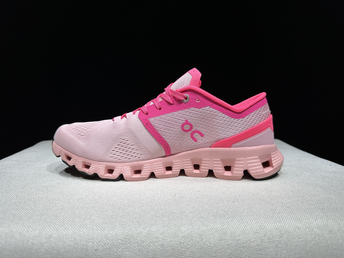 NO:926956,Top version On Cloud  Size: 36-39 (true size), casual shoes/sports shoes, sneakers19860909顶级版本 昂跑On Cloud X 1 轻量多功能 减震防滑耐磨透气回弹 低帮 跑步鞋 瑞士高性能运动品牌on打造的此系列作品,鞋面由再生聚酯纤维和网眼布制成,采用独家镂空橡胶鞋底,侧面On标志性LoGo饰有全覆盖贴缝细节. 包装:全套得物配件加固得物箱包装！ 码数:36-39码(正码),休闲鞋/运动鞋,sneakers,Women's Shoes