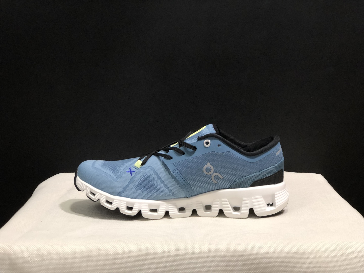 NO:926965,Top version On Cloud  Size: 36-47 (true size), casual shoes/sports shoes, sneakers19860909顶级版本 昂跑On Cloud X 3 织物 综合运动体能训练 减震防滑透气吸汗轻便 低帮 生活休闲鞋 瑞士高性能运动品牌on打造的此系列作品,鞋面由再生聚酯纤维和网眼布制成,采用独家镂空橡胶鞋底,侧面On标志性LoGo饰有全覆盖贴缝细节. 包装:全套得物配件加固得物箱包装！ 码数:36-47码(正码),休闲鞋/运动鞋,sneakers,Women's Shoes