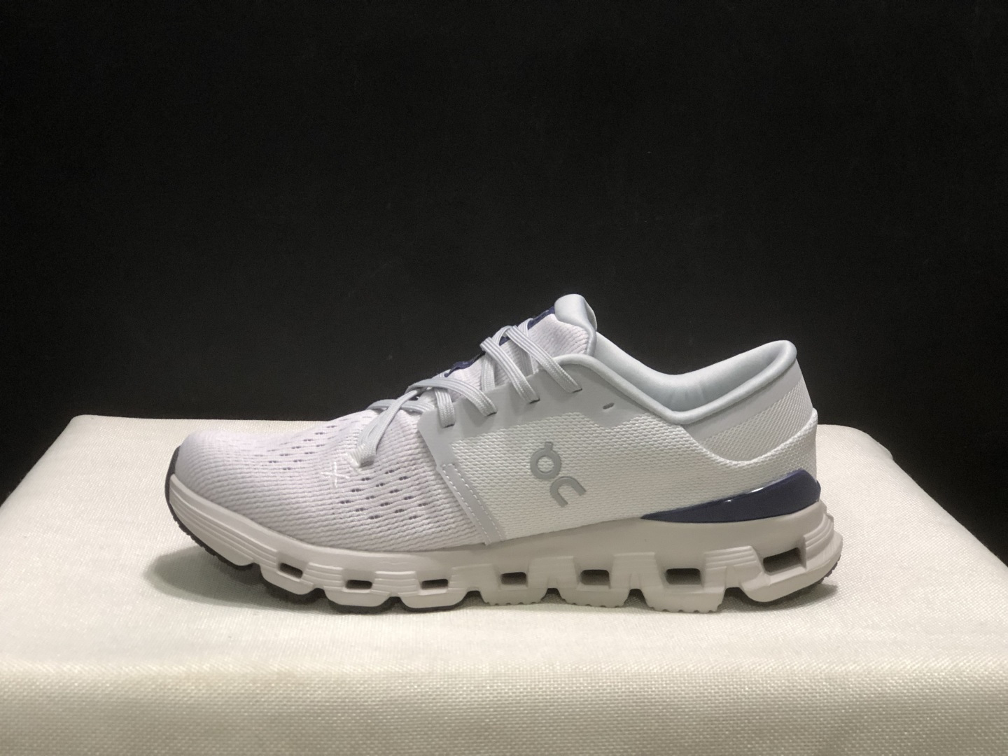NO:926873,The top version of On's Cloud X 4 comfortable, shock-absorbing, non-slip, breathable low-top running shoes!  This series of works created by Swiss high-performance sports brand on has an upper made of recycled polyester fiber and mesh cloth, an exclusive hollow rubber sole, and On's iconic LoGo on the side with full-coverage seam details. Packaging: A full set of accessories and reinforced gift box packaging!  Size: 36-47 (true size), casual shoes/sports shoes, sneakers19860909顶级版本On昂跑 Cloud X 4 舒适减震防滑透气低帮跑鞋！ 瑞士高性能运动品牌on打造的此系列作品,鞋面由再生聚酯纤维和网眼布制成,采用独家镂空橡胶鞋底,侧面On标志性LoGo饰有全覆盖贴缝细节. 包装:全套得物配件加固得物箱包装！ 码数:36-47码(正码),休闲鞋/运动鞋,sneakers,Women's Shoes